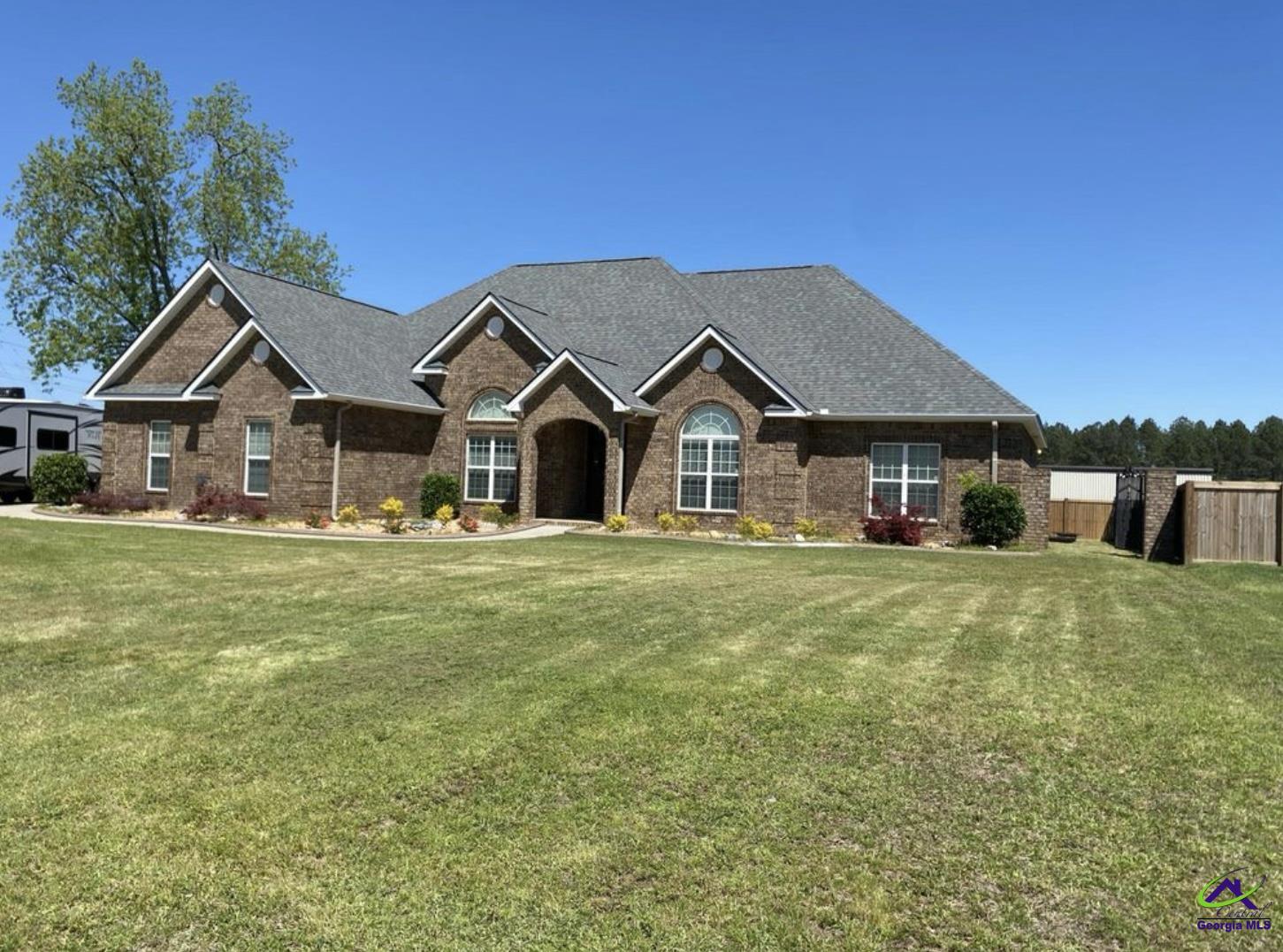 Conveniently located to Publix Merganser Commons, Robins AFB, I-16, and I-75.  Small dogs are approved by exception.  No more than 2 permitted.  Homeowner is a licensed GA Realtor.