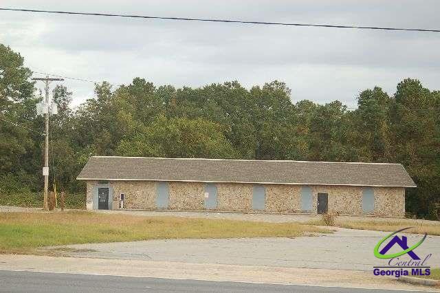 Large lot, plenty of parking, formerly was a night club. New Heat and Air will be installed for Tenant.