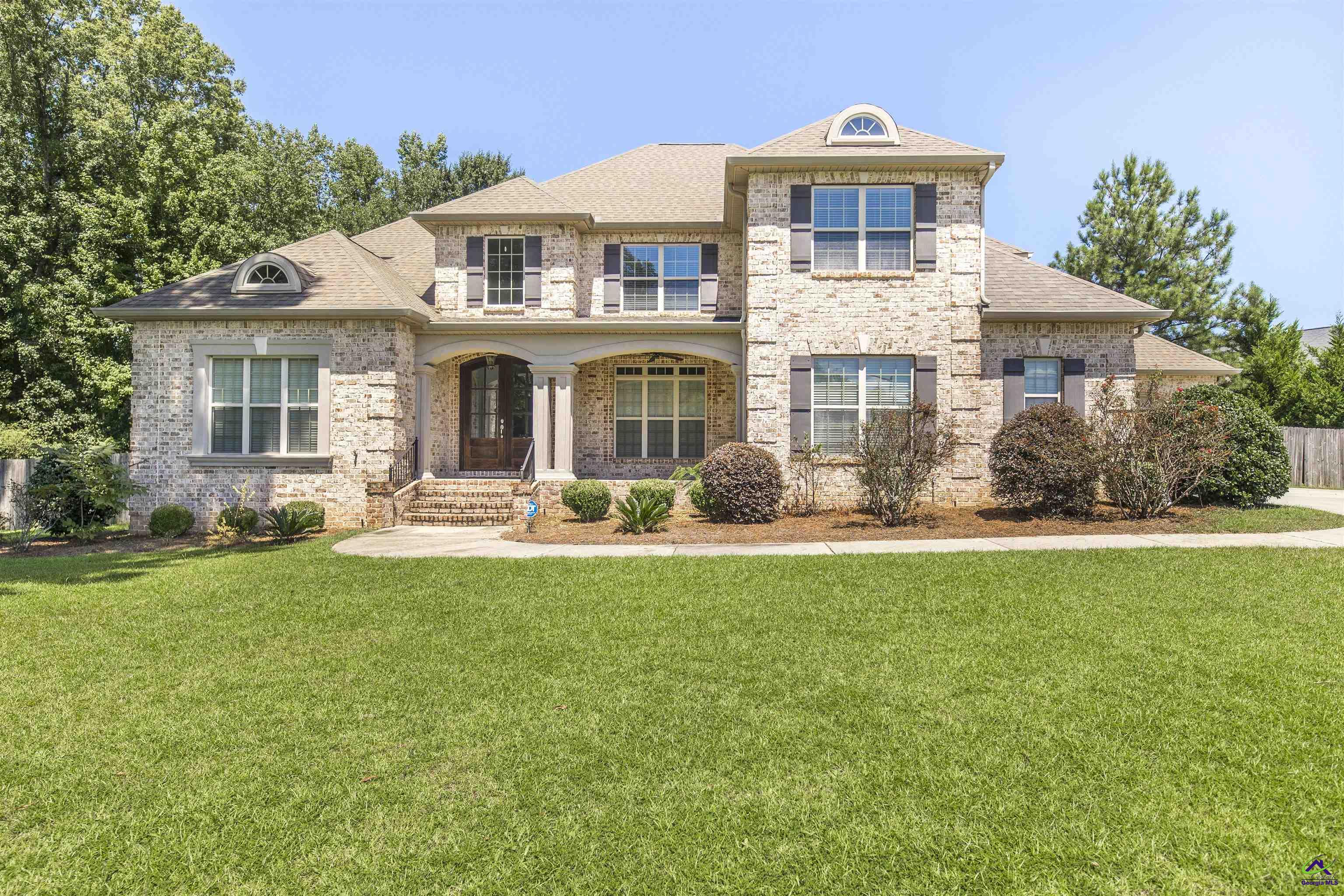 Welcome to 510 London Ct in Bonaire!   Welcome to 510 London Ct in Bonaire! This massive 3,700+ sq ft home features 6 bedrooms and 5.5 bathrooms, perfectly situated in the highly desirable Windsor Heights neighborhood at the end of a private cul-de-sac.  Inside you’ll find a spacious open-concept layout with a chef’s kitchen, stainless steel appliances, large island, and plenty of cabinet space. The oversized primary suite offers a spa-like bathroom with double vanities, soaking tub, and walk-in shower.   Additional highlights include multiple living areas, a guest suite on the main level, walk-in closets, and garage space for 3 cars.    Freshly painted throughout with brand new carpet in the primary bedroom, this home is move-in ready. Enjoy outdoor living with a private backyard and covered patio, ideal for entertaining or relaxing. Conveniently located just minutes from Robins AFB, I-16, I-75, shopping, dining, and all daily conveniences.  This may be the nicest Central Georgia rental currently available — don’t miss this rare opportunity!  Listing Agent is a Licensed GA Realtor.