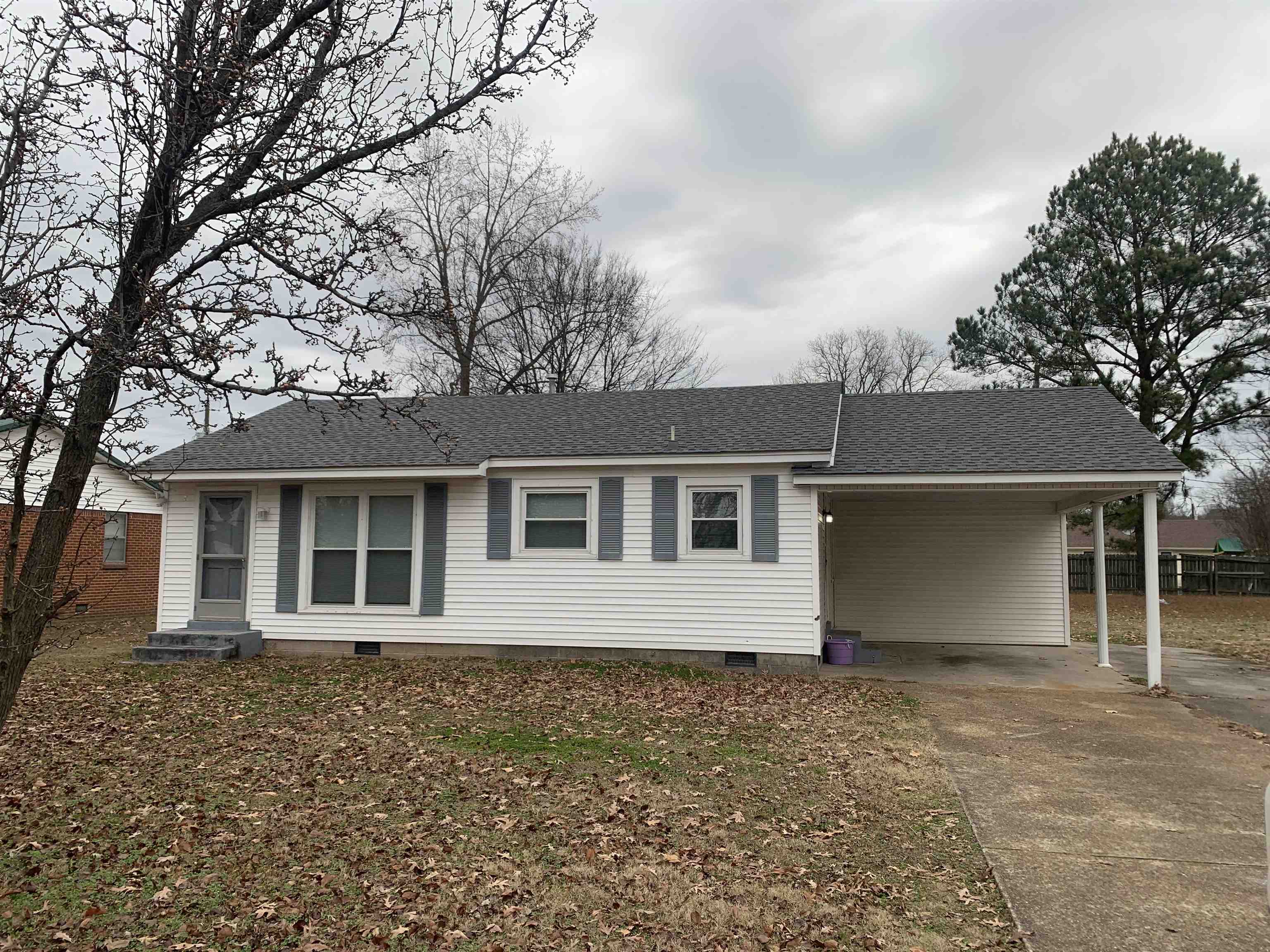 Cute 2 bedroom 1 bath with hardwood floors. This home has a nice size kitchen and living room and a separate laundry room. Call for more information. Missy Thurmond 731-676-7686