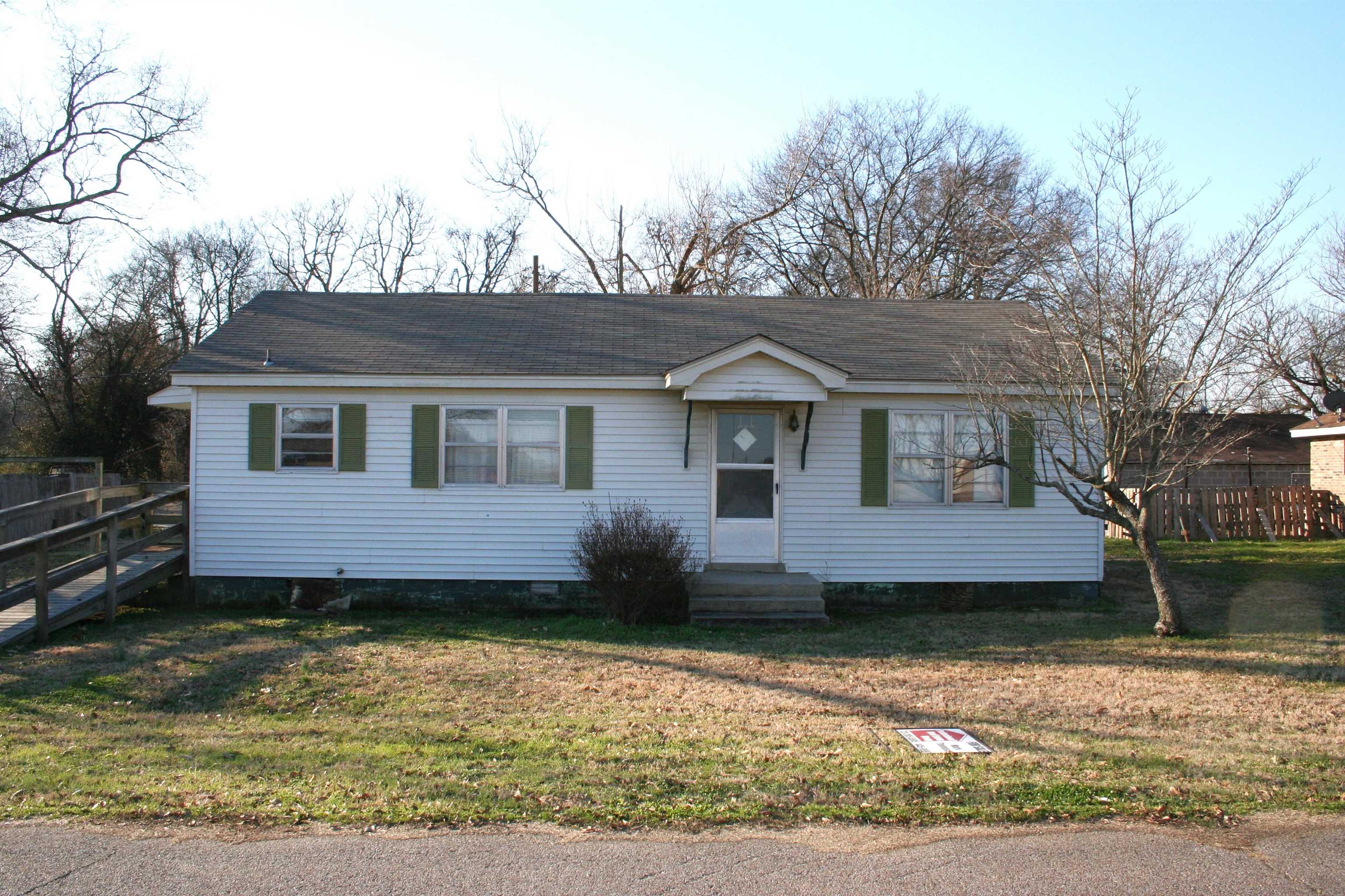 Nice 3 bedroom 1 bath vinyl sided home. This home has lots of potential and with a little sprucing up will be a very nice home at a low cost and low taxes. It has a large back yard for entertaining or a great garden spot. Call Mark Thompson to view this home! 731-445-9997