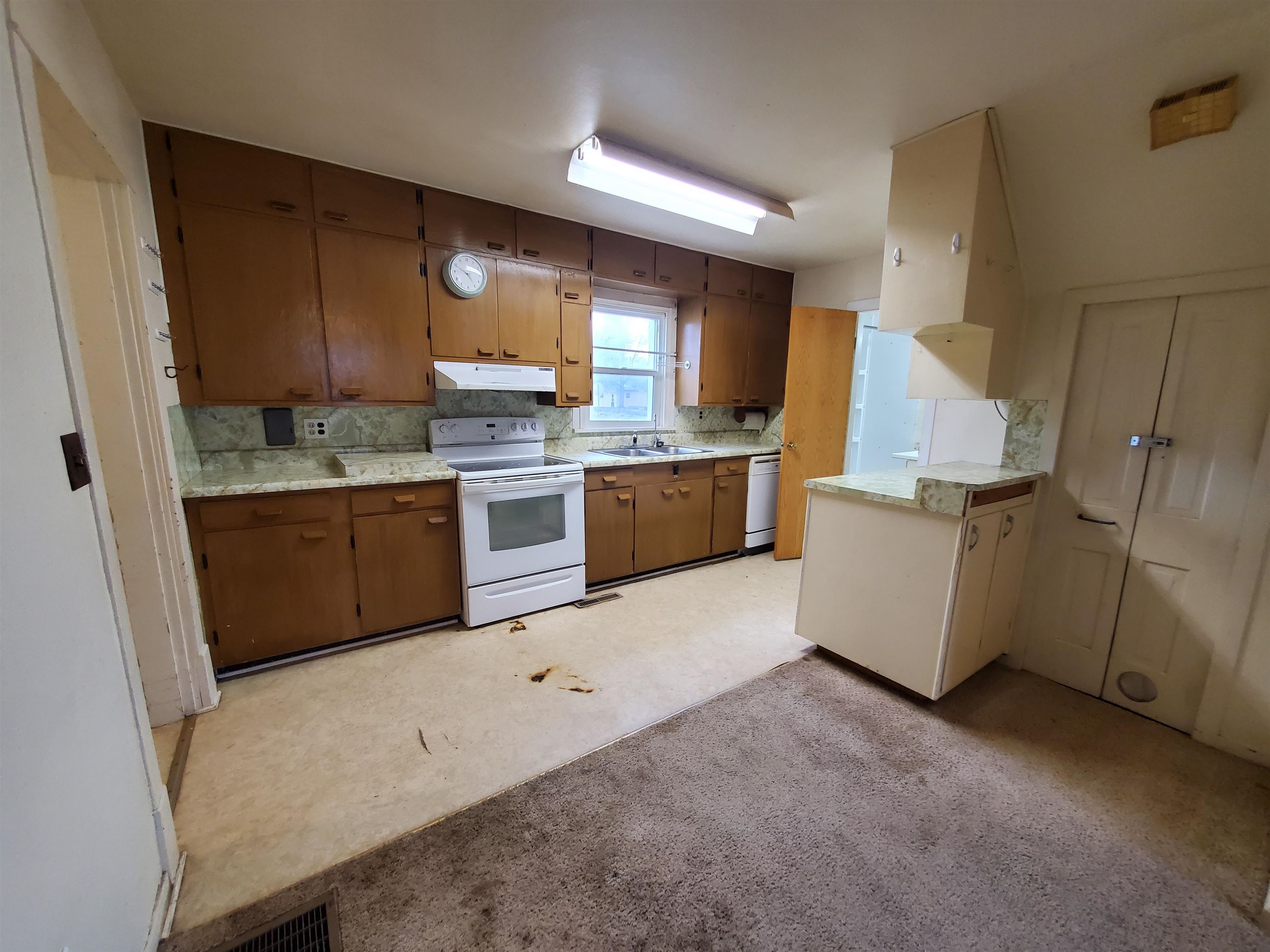 Dining Room & Kitchen
