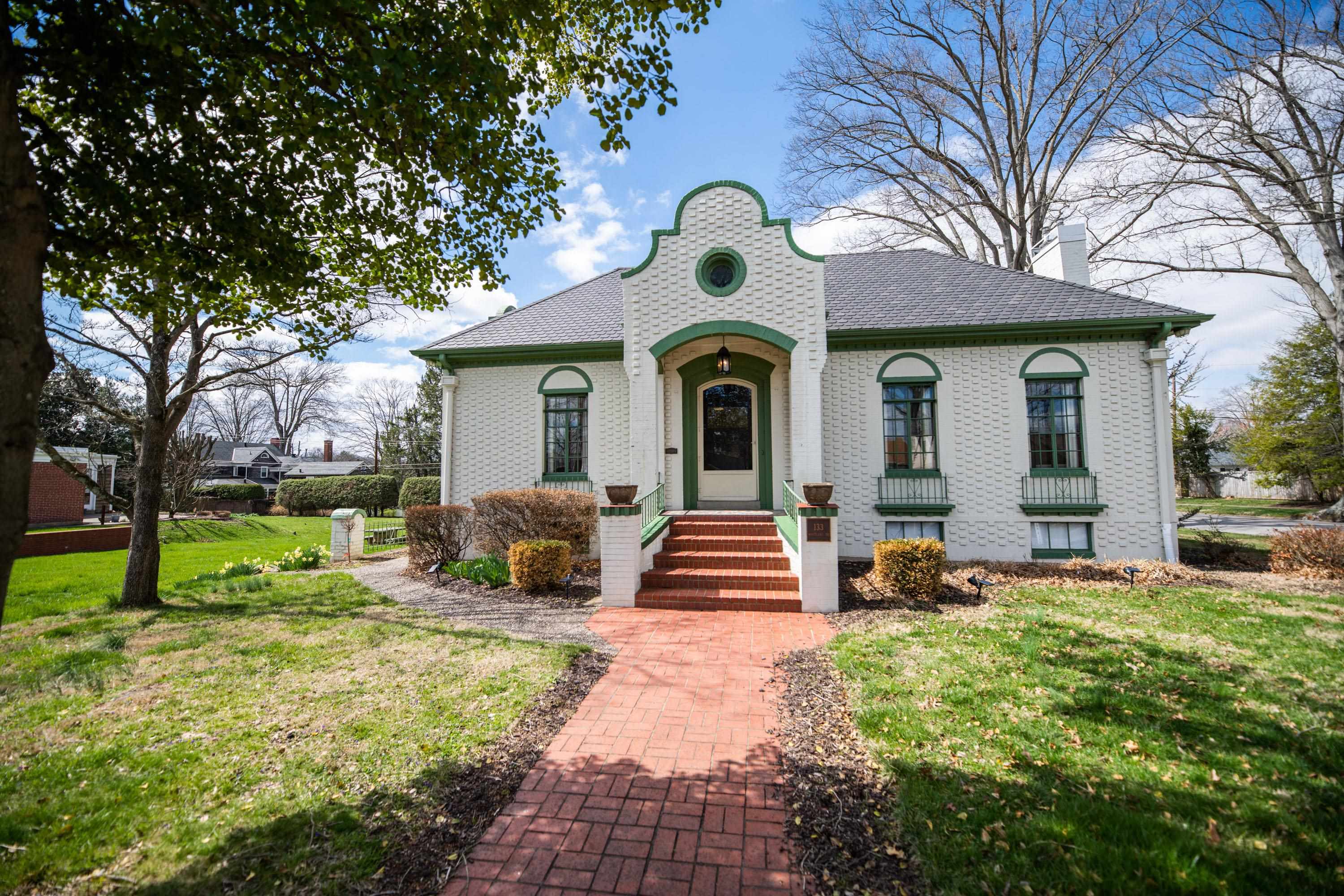 133 WOODLAND DRIVE, HUNTINGTON, WV 25705 Village Realty Group