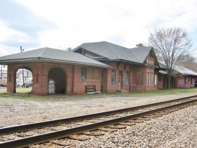 Farmer\'s Feed and Historic Train Station