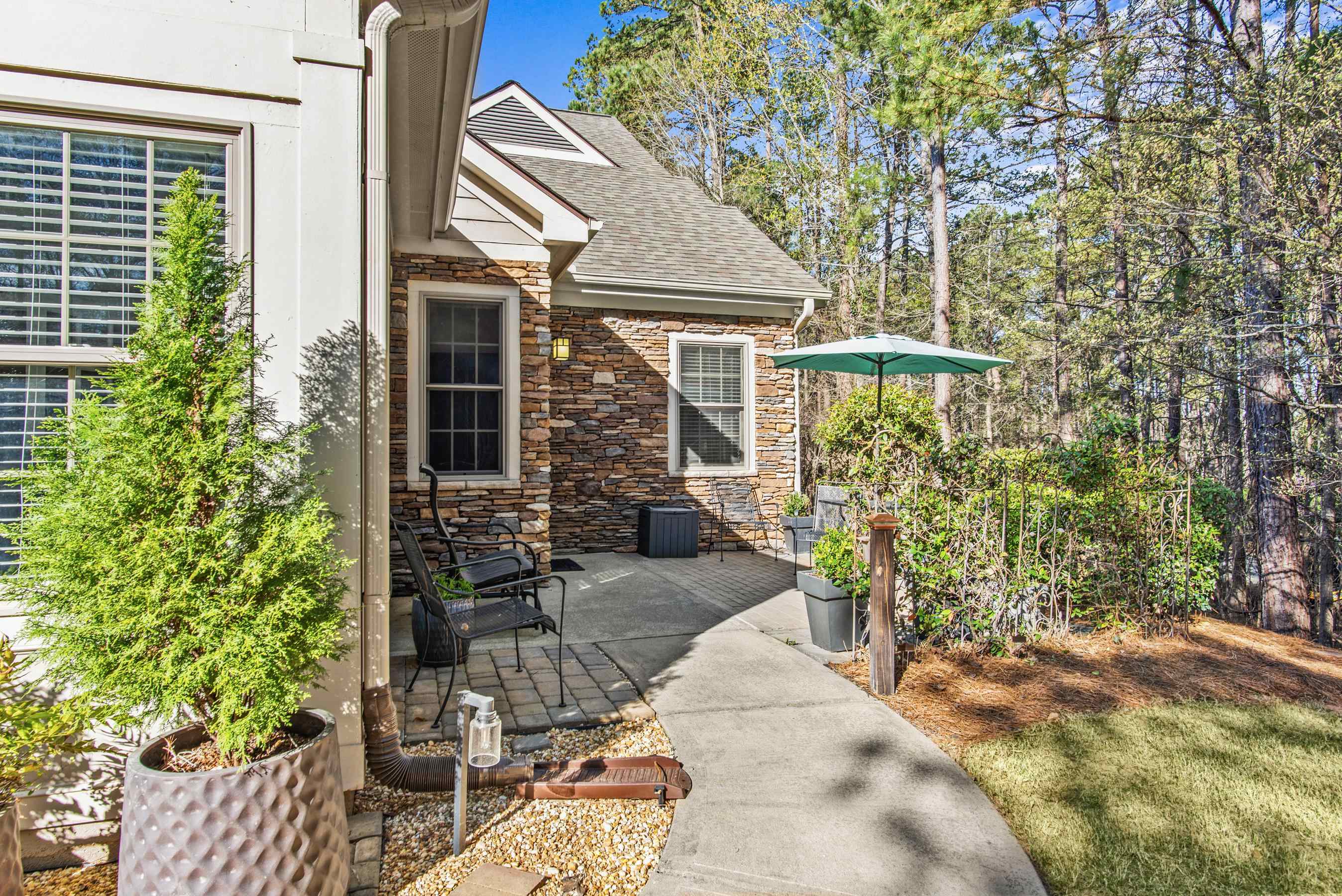 110 EDGEWOOD COURT image 2