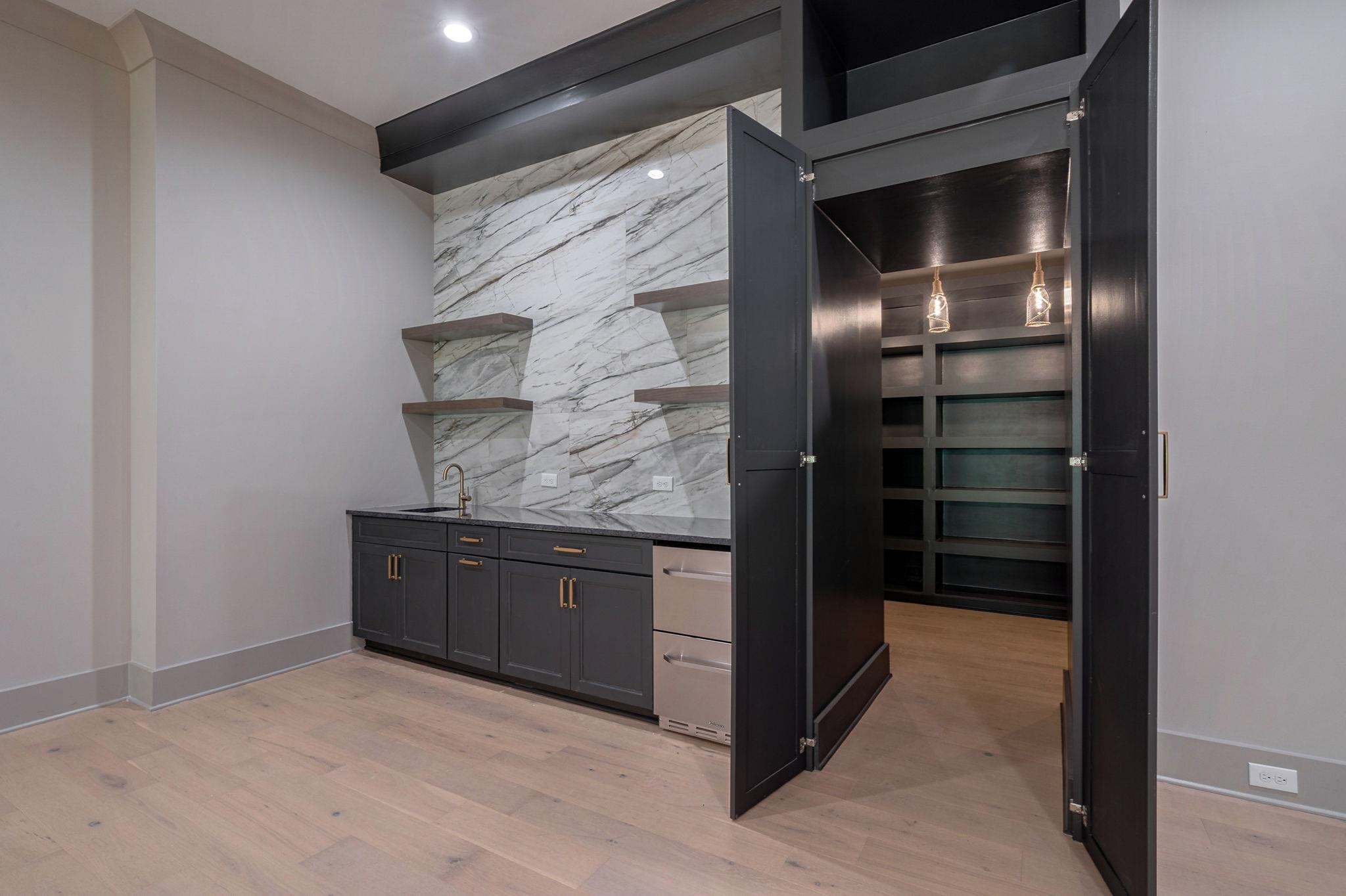 1010 MONFORT COURT image 38