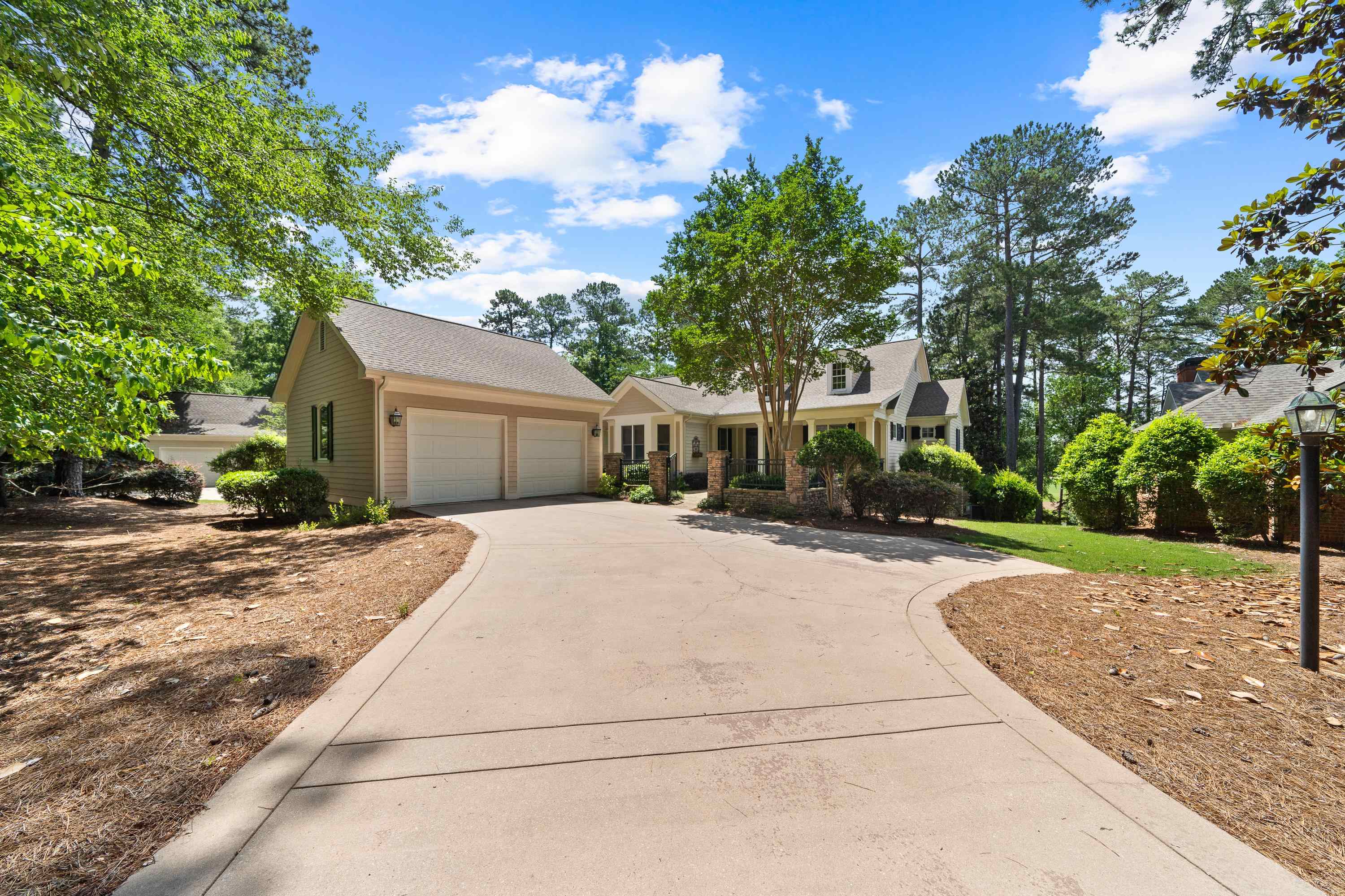1051 ROWANS VIEW image 3