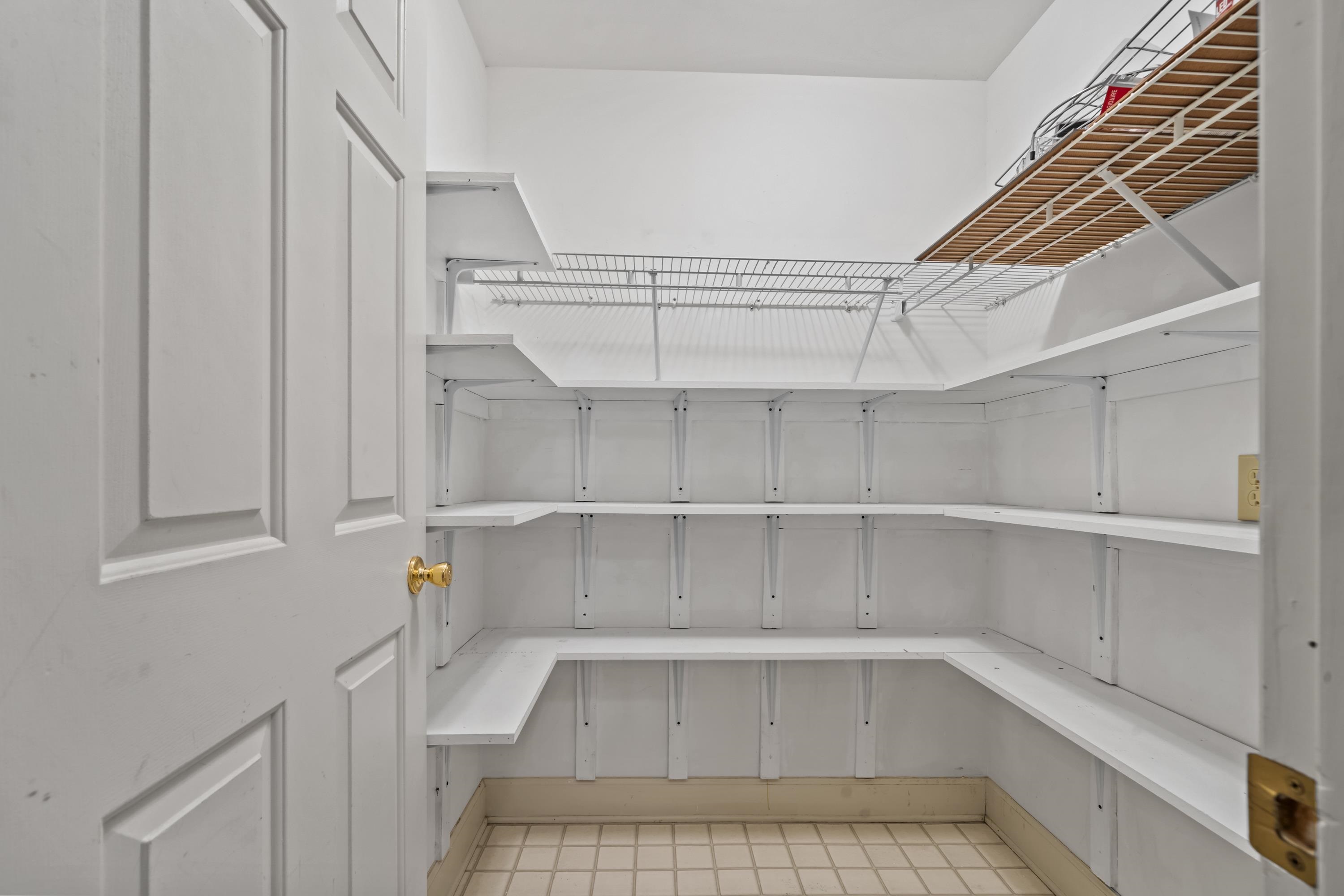 1043 B CLUB HOUSE LANE image 34