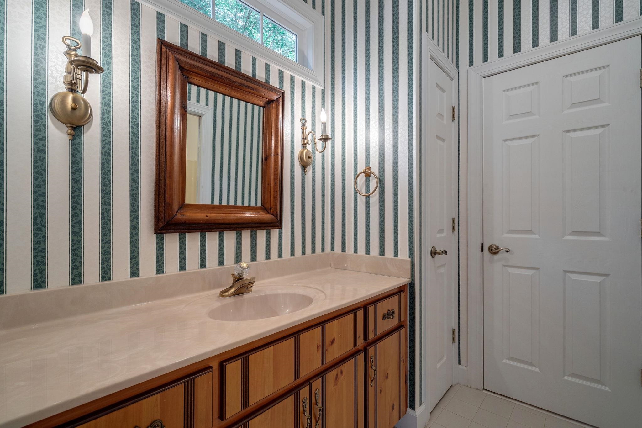 225 REYNOLDS DRIVE image 16