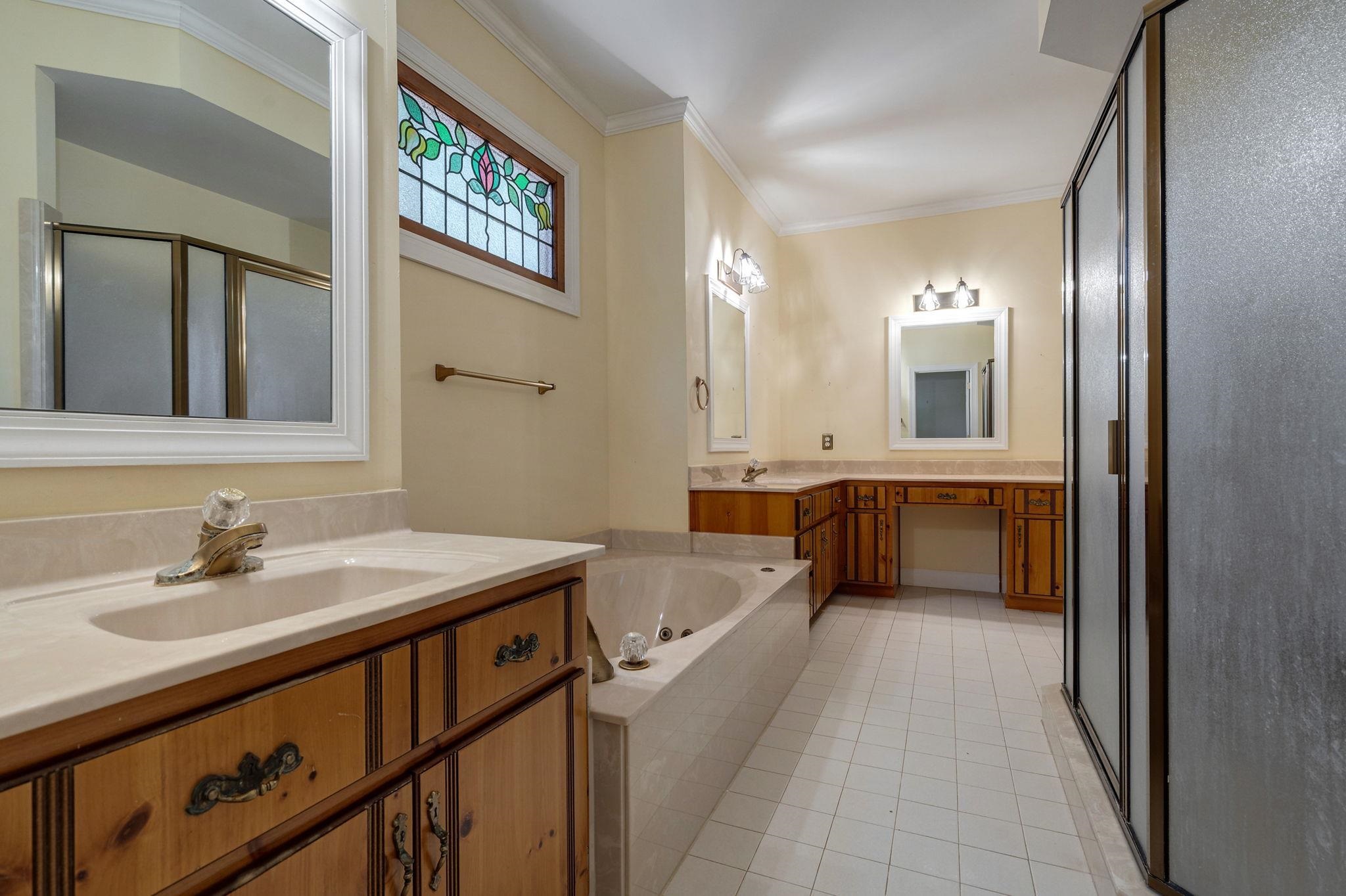 225 REYNOLDS DRIVE image 36