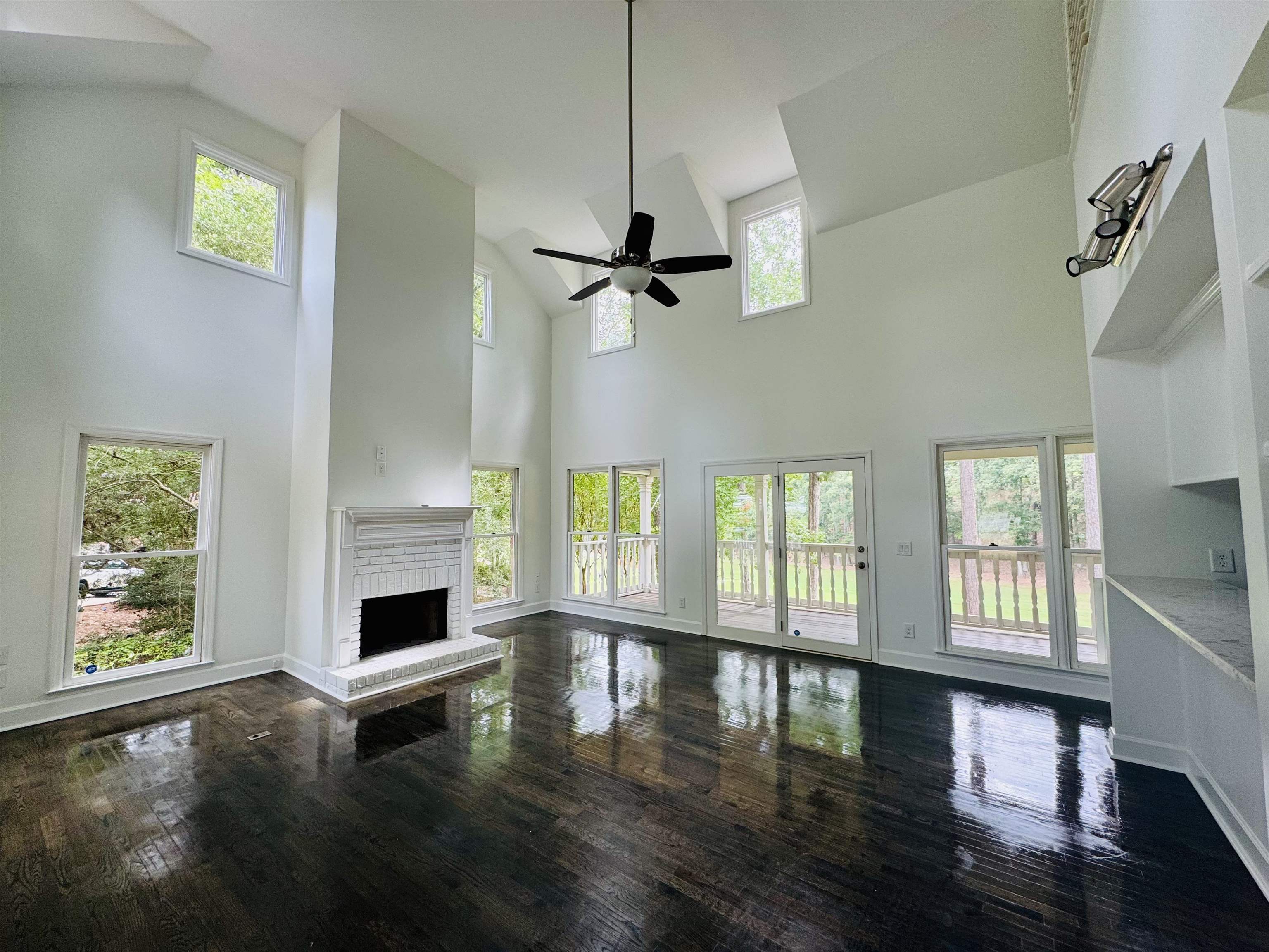 1073 CLUB HOUSE LANE image 2