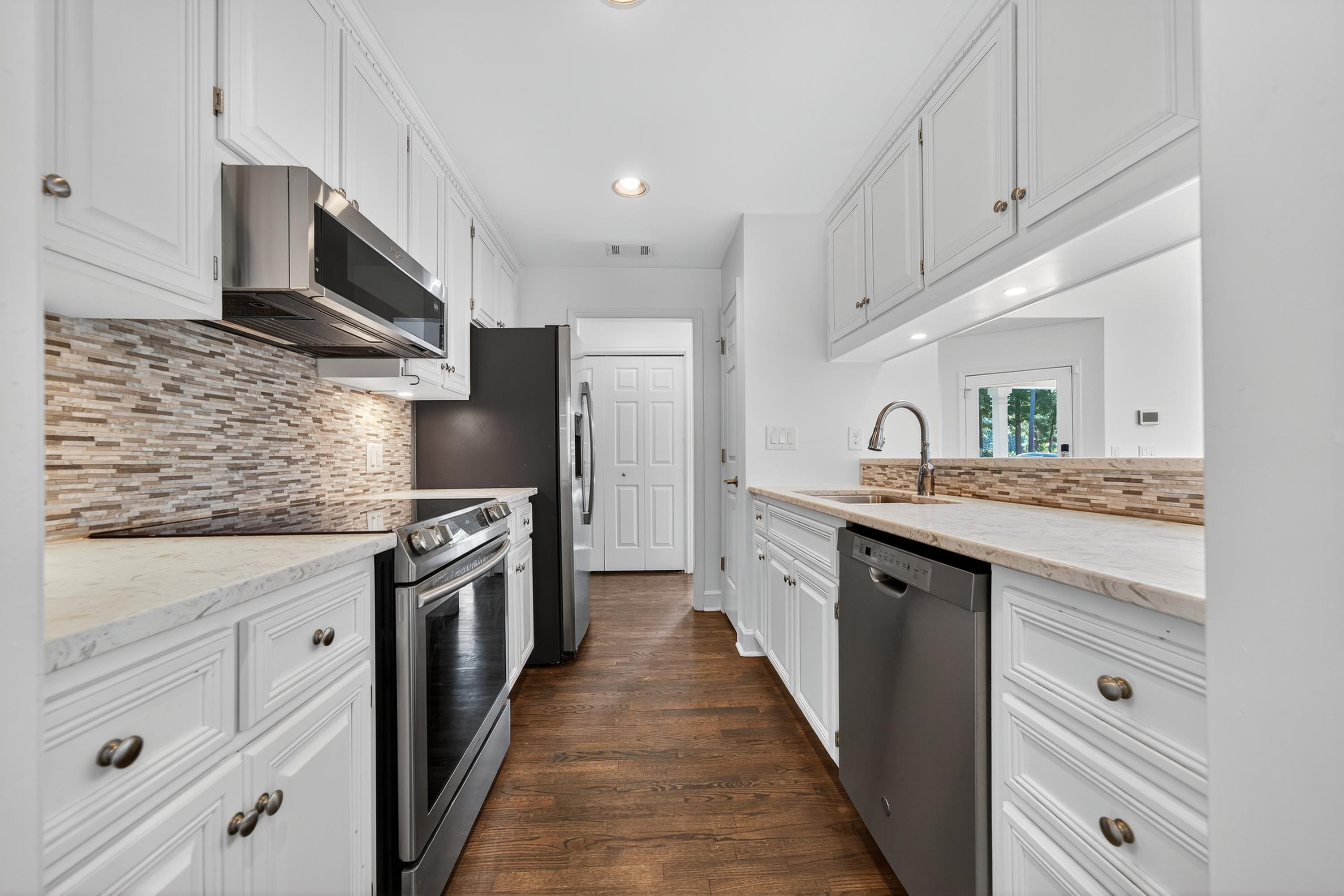 1073 CLUB HOUSE LANE image 14