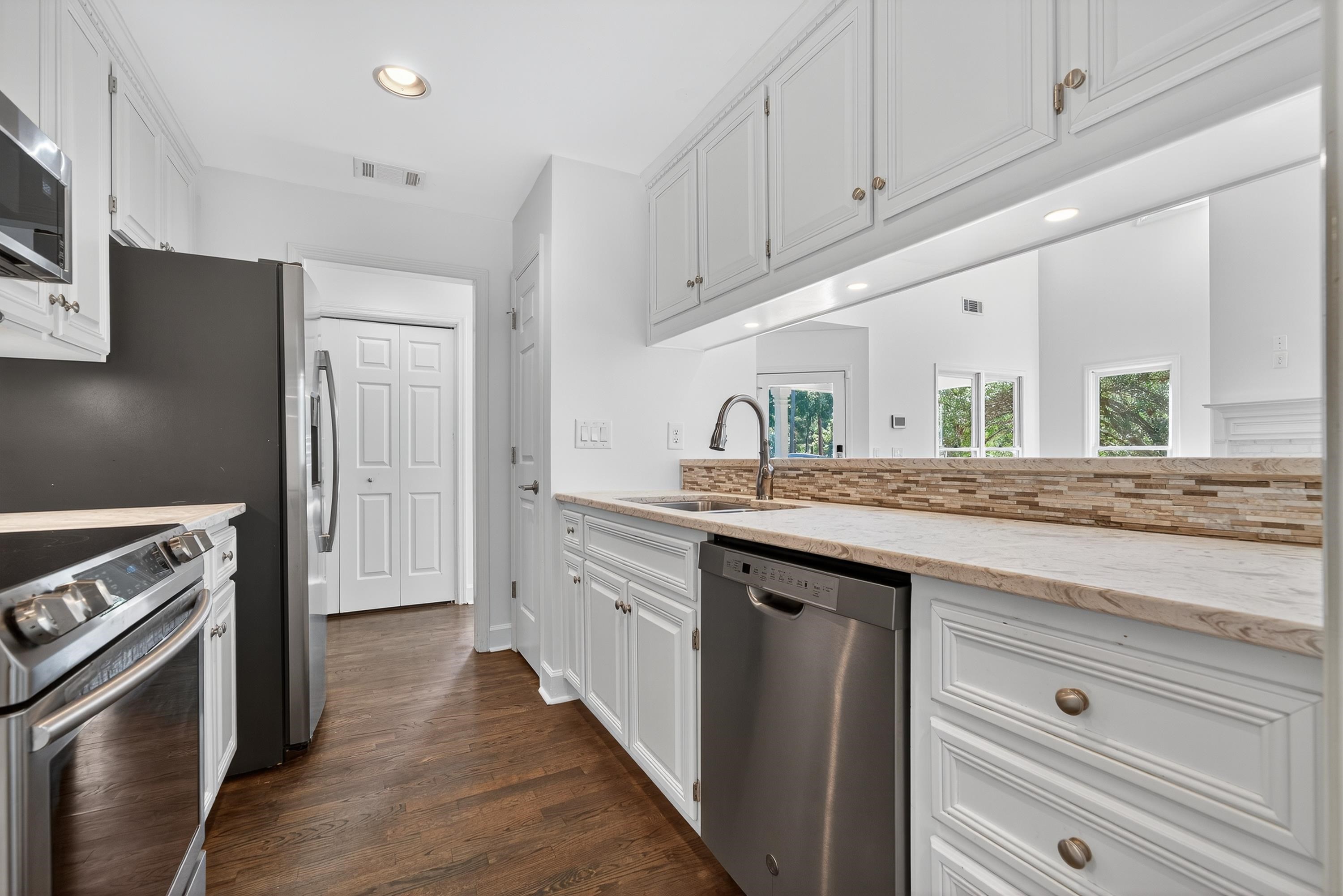 1073 CLUB HOUSE LANE image 15