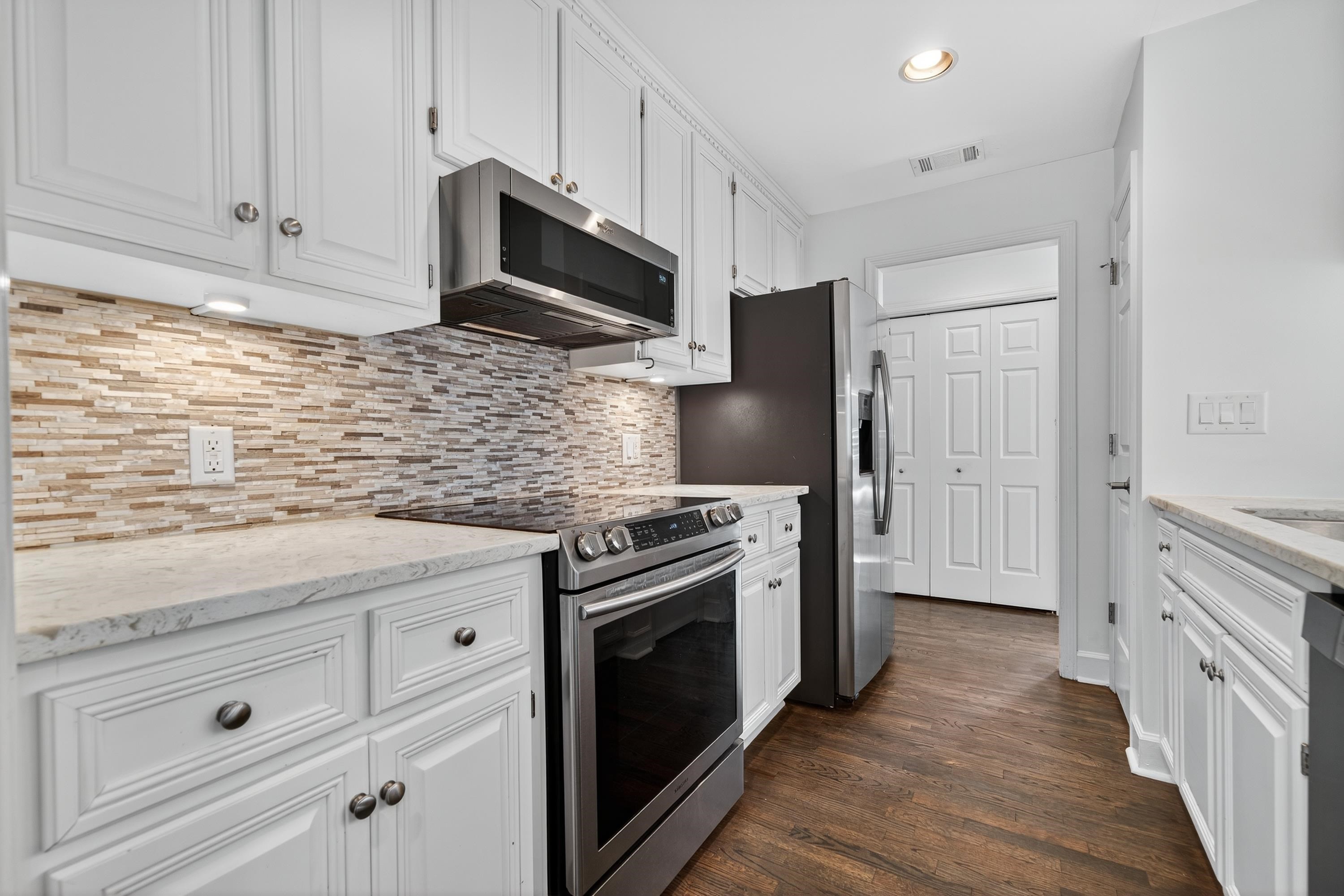 1073 CLUB HOUSE LANE image 17