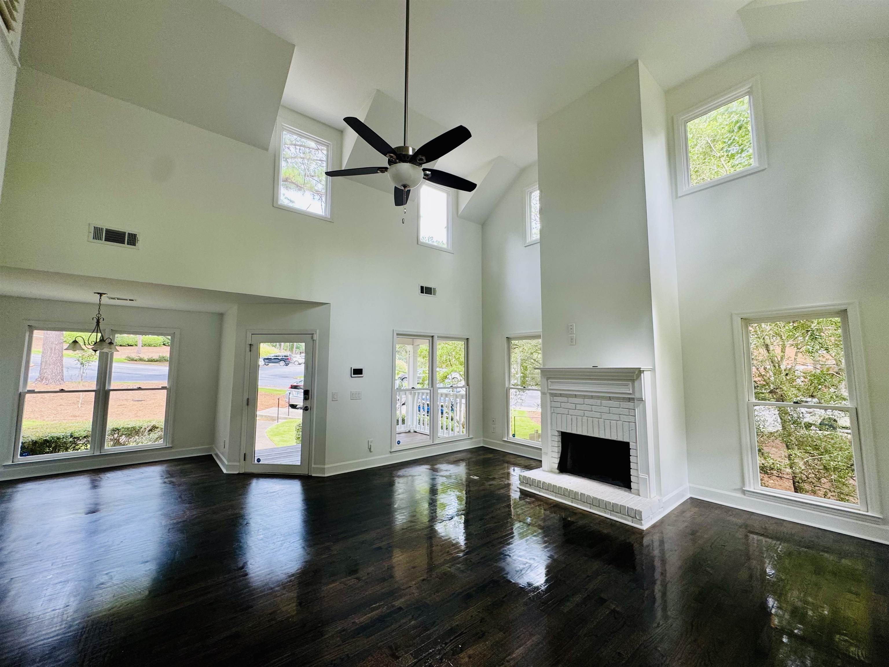 1073 CLUB HOUSE LANE image 4