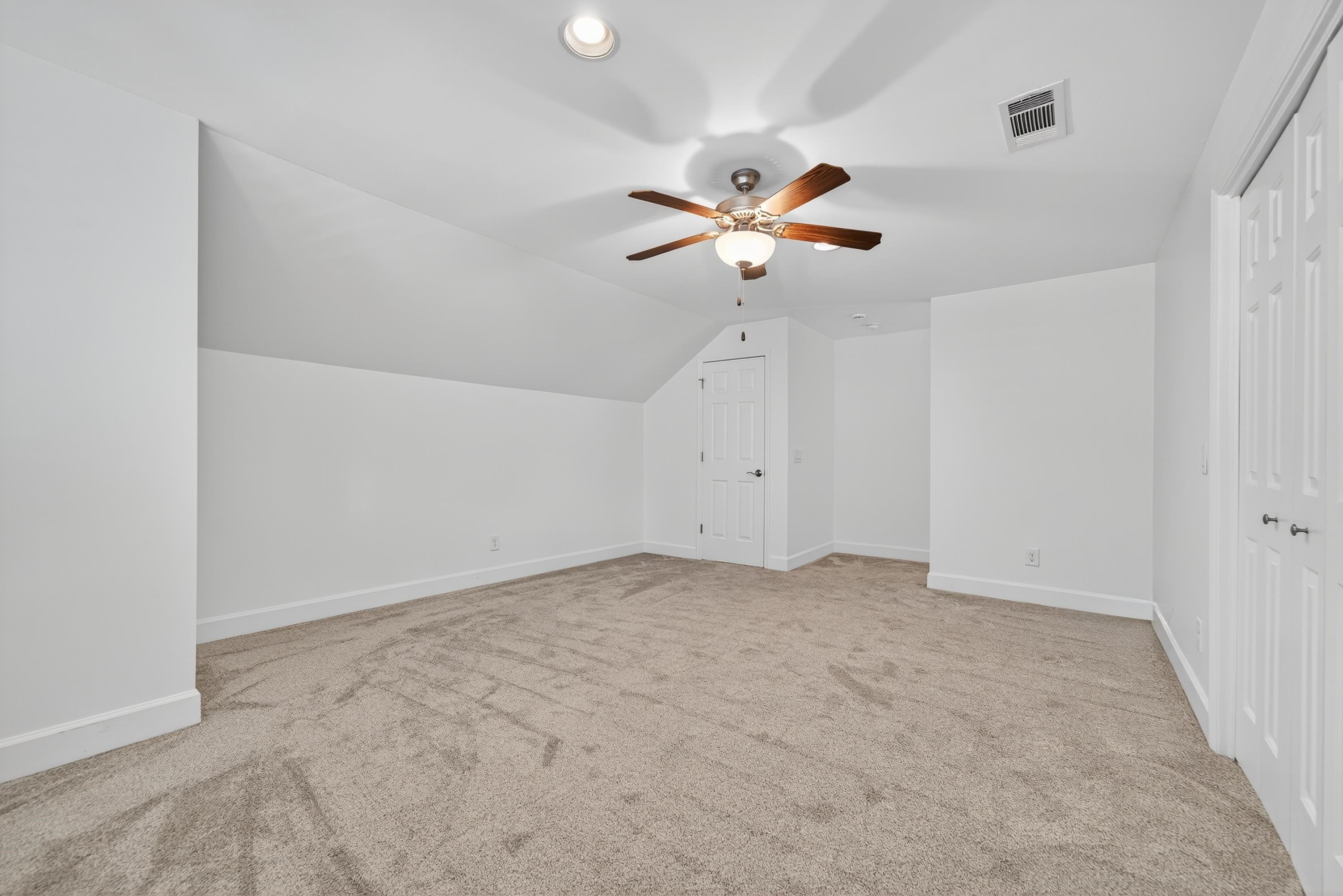 1073 CLUB HOUSE LANE image 28