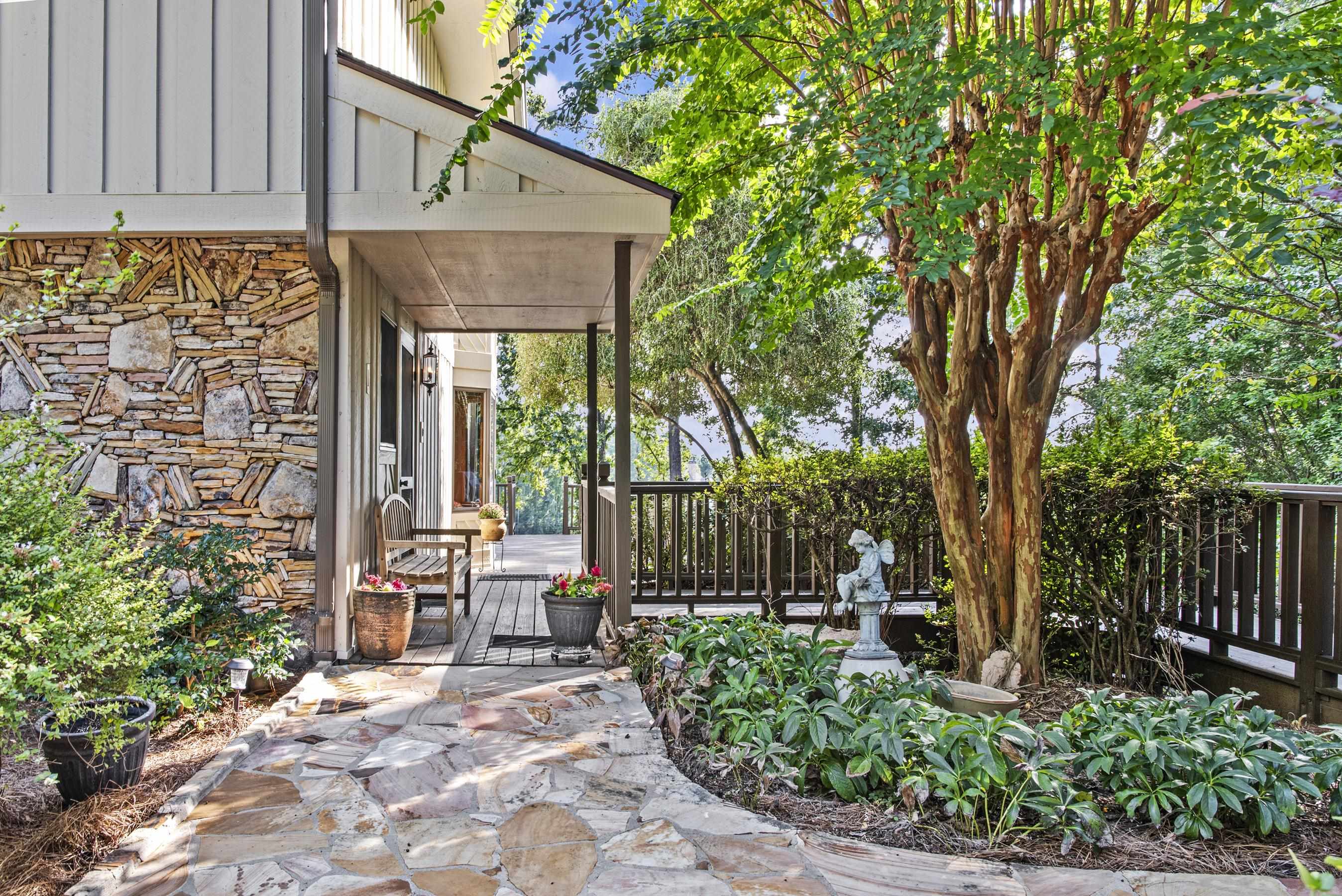 1201 LAKEVIEW COURT image 9