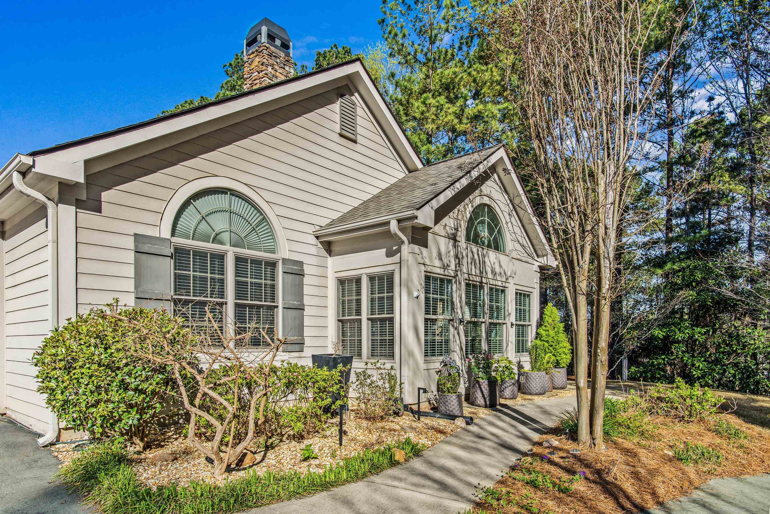 110 EDGEWOOD COURT image 2