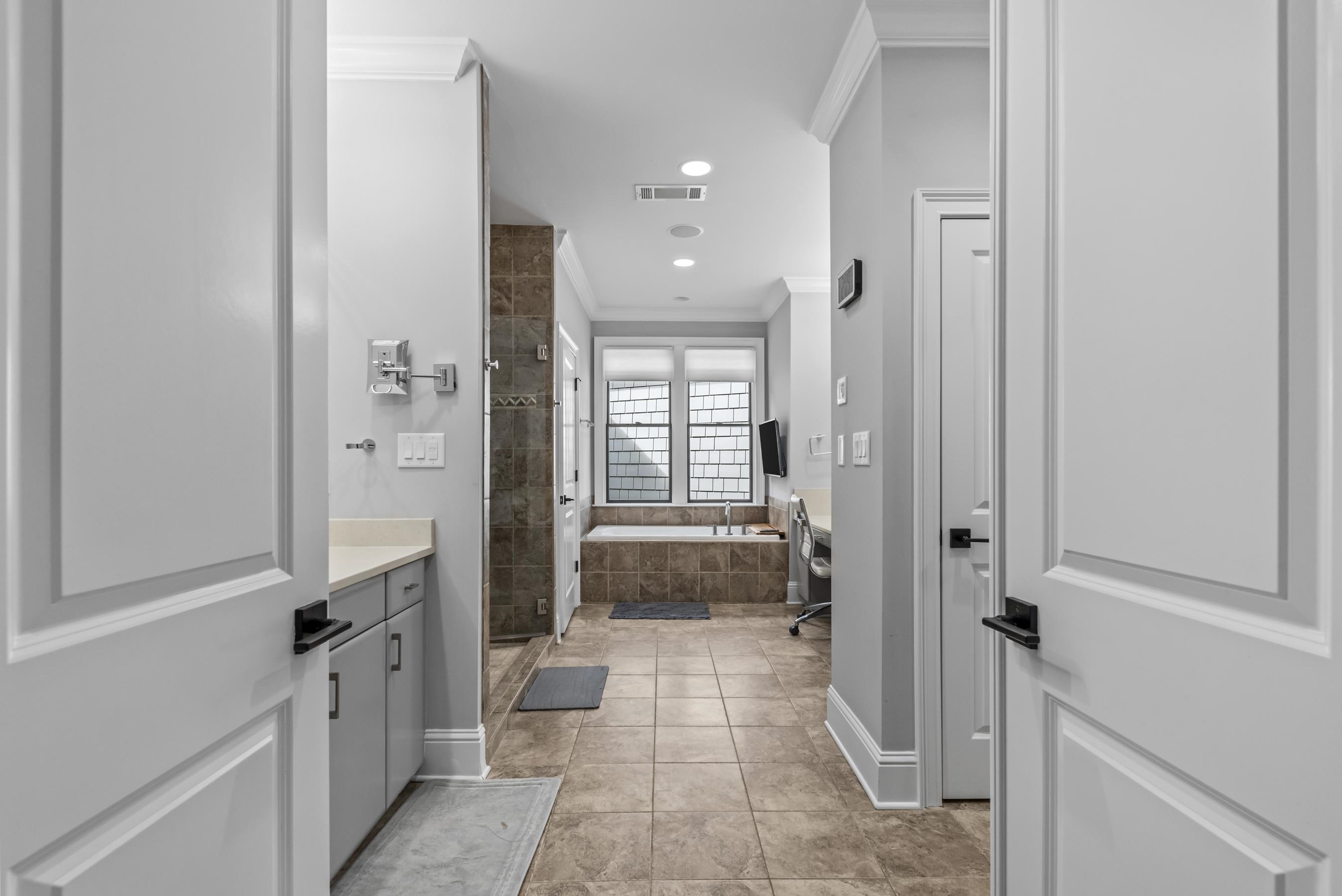 1051 ARMORS FORD image 37