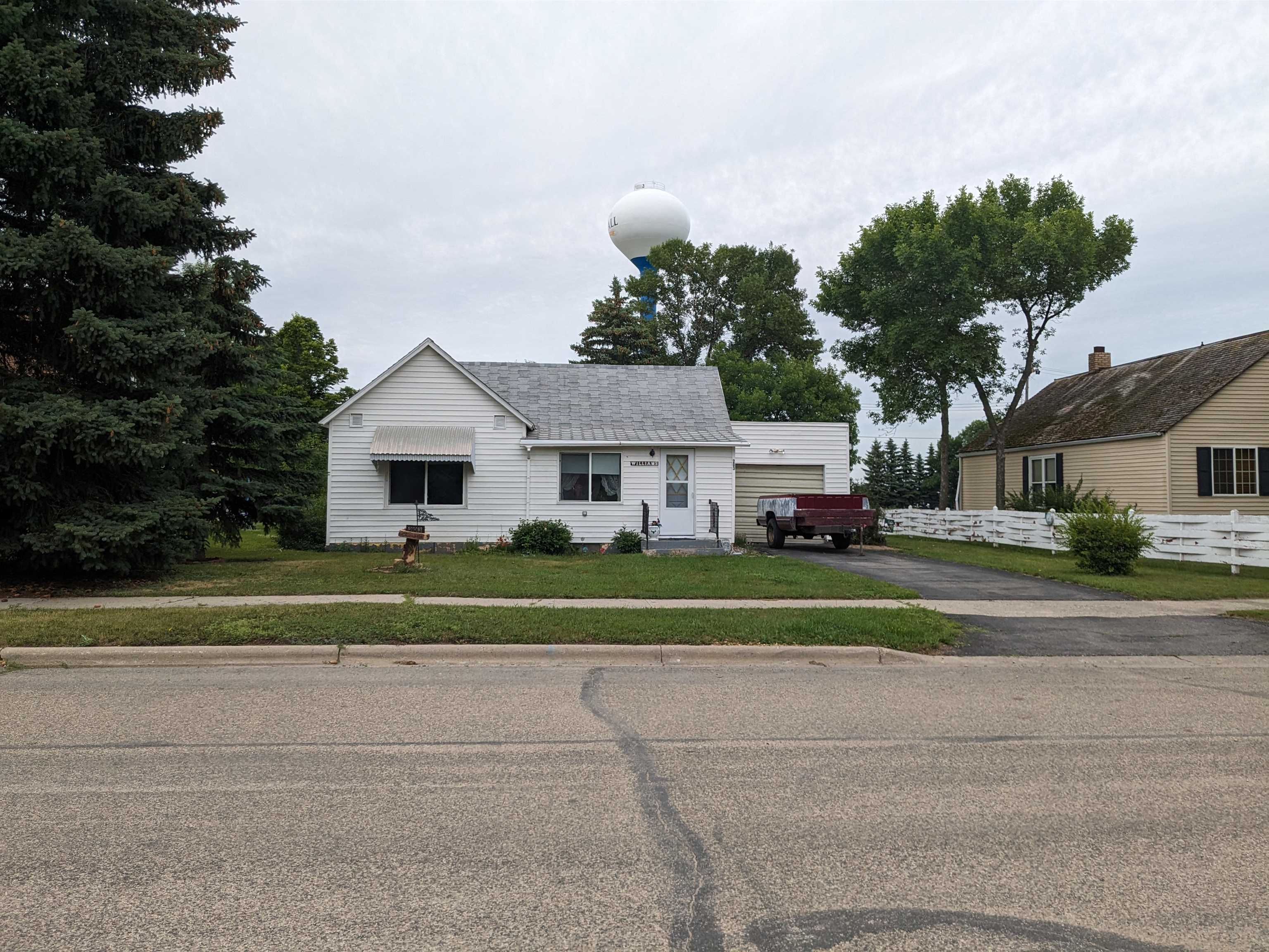 203 4th Ave SE, Mohall, ND 