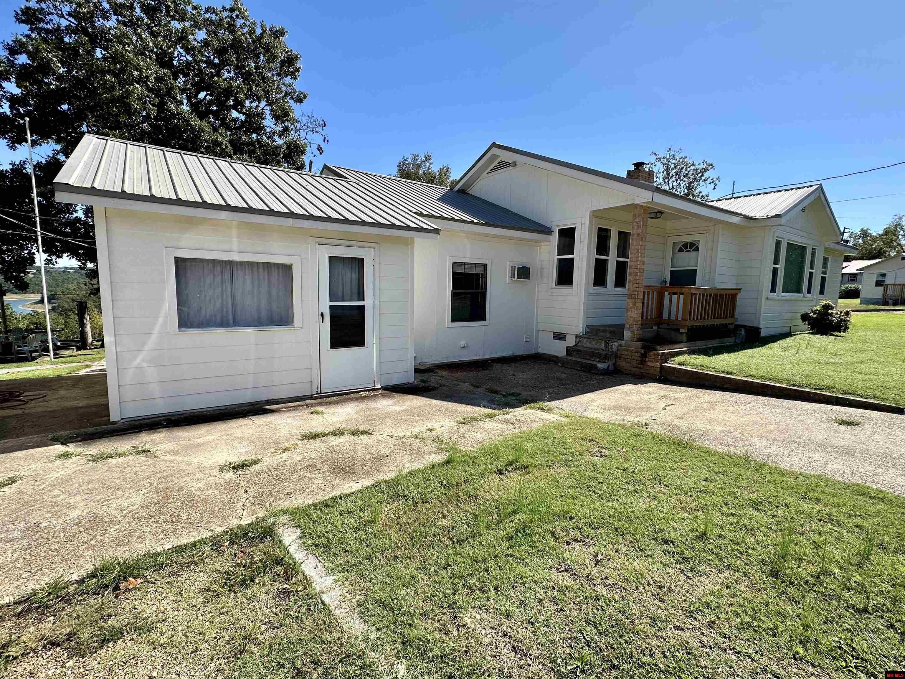 887 HOWARD CREEK ROAD Midway, AR 72651