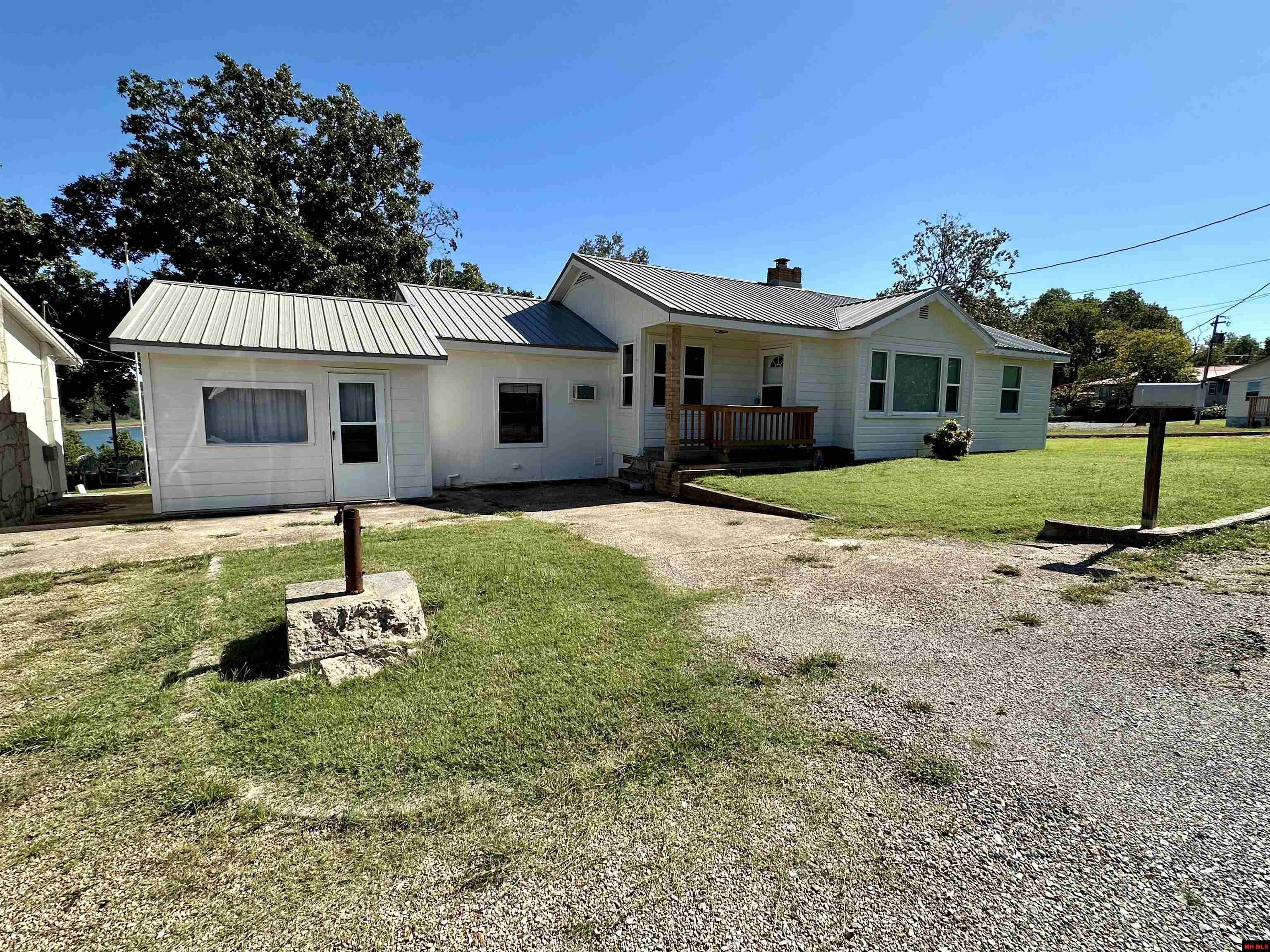 887 HOWARD CREEK ROAD Midway, AR 72651