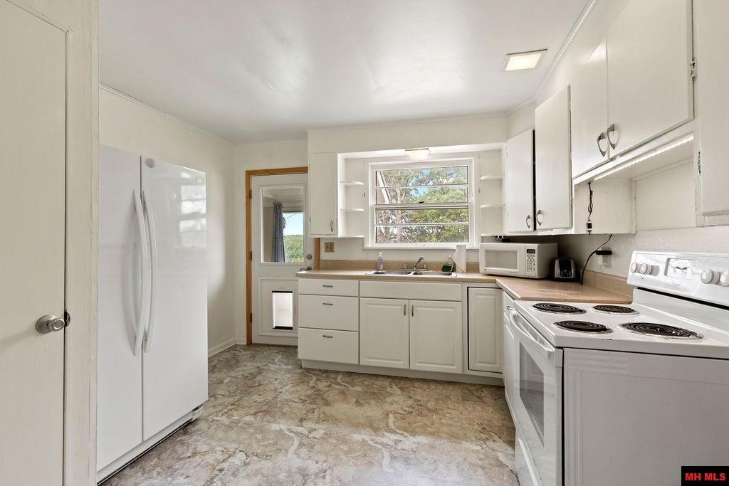 887 HOWARD CREEK ROAD Midway, AR 72651