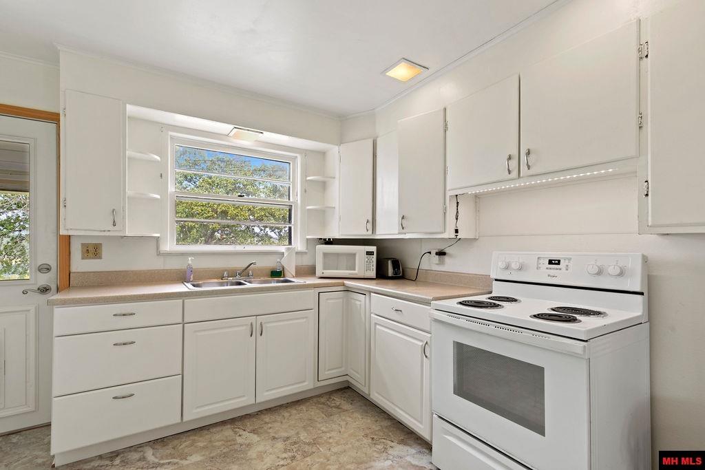 887 HOWARD CREEK ROAD Midway, AR 72651