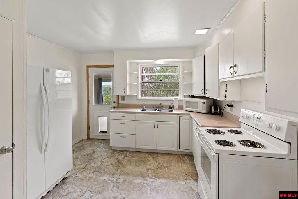 887 HOWARD CREEK ROAD Midway, AR 72651