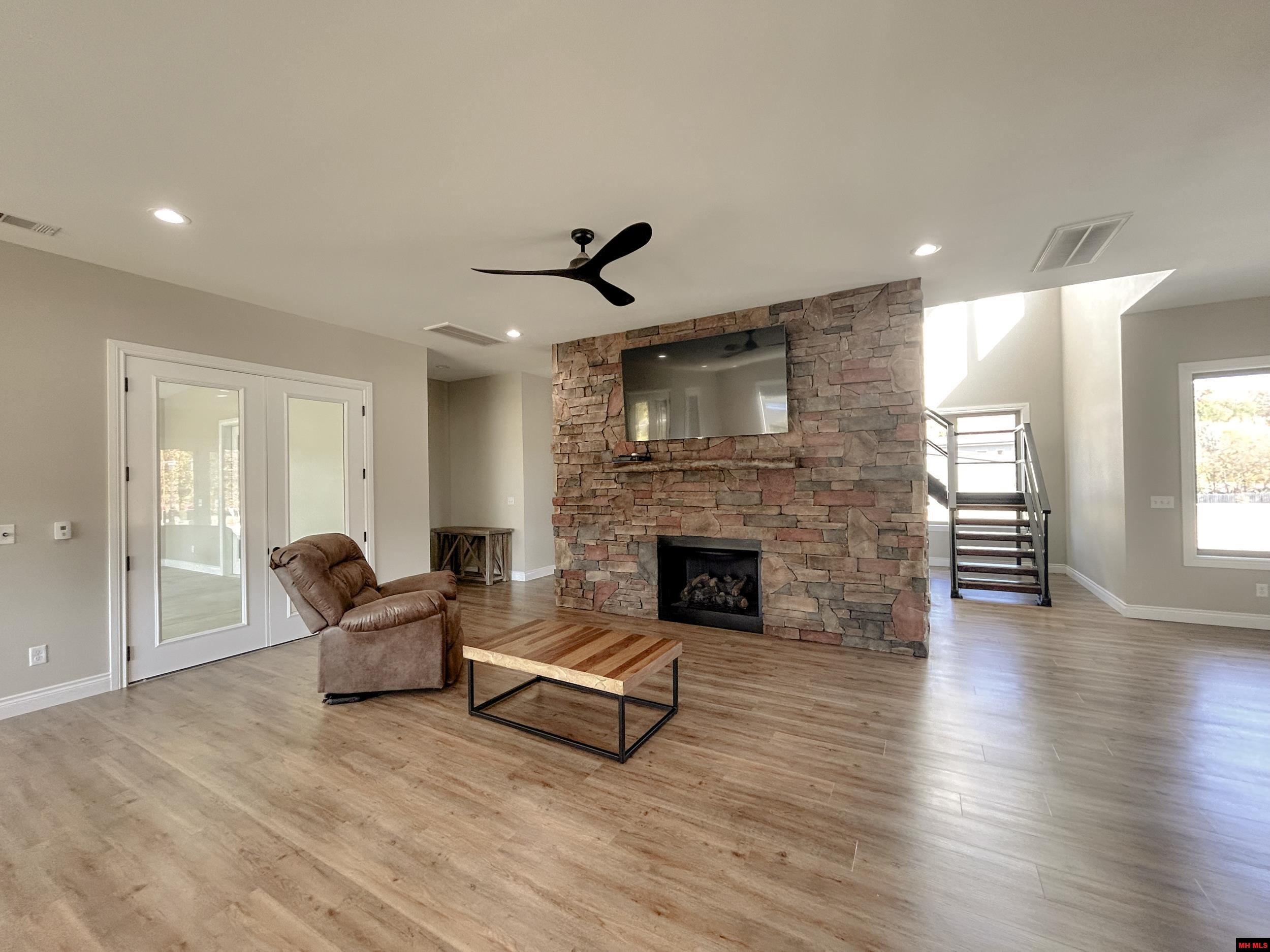 5 SOWBUG CIRCLE Cotter, AR 72626