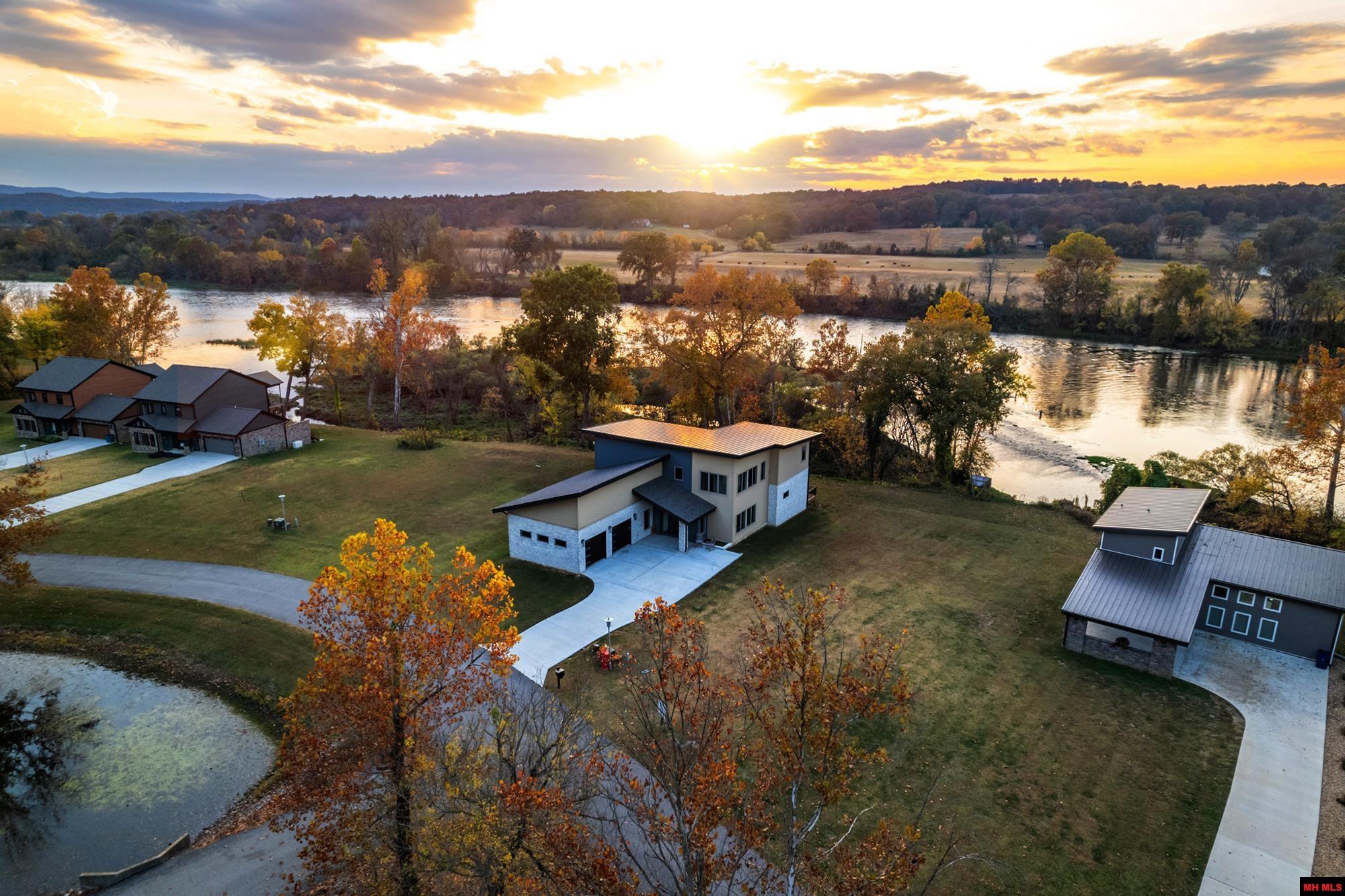 5 SOWBUG CIRCLE Cotter, AR 72626