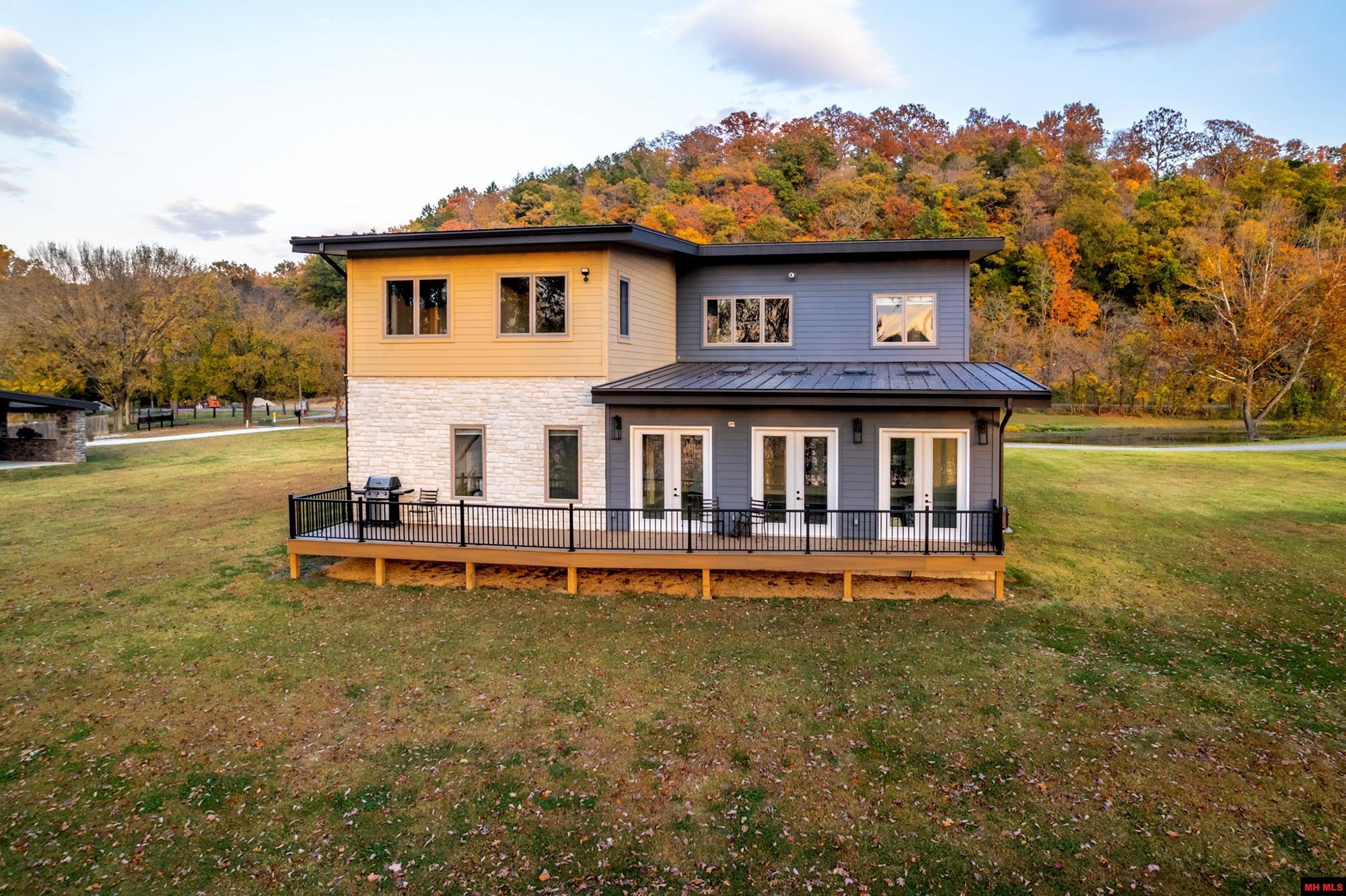 5 SOWBUG CIRCLE Cotter, AR 72626