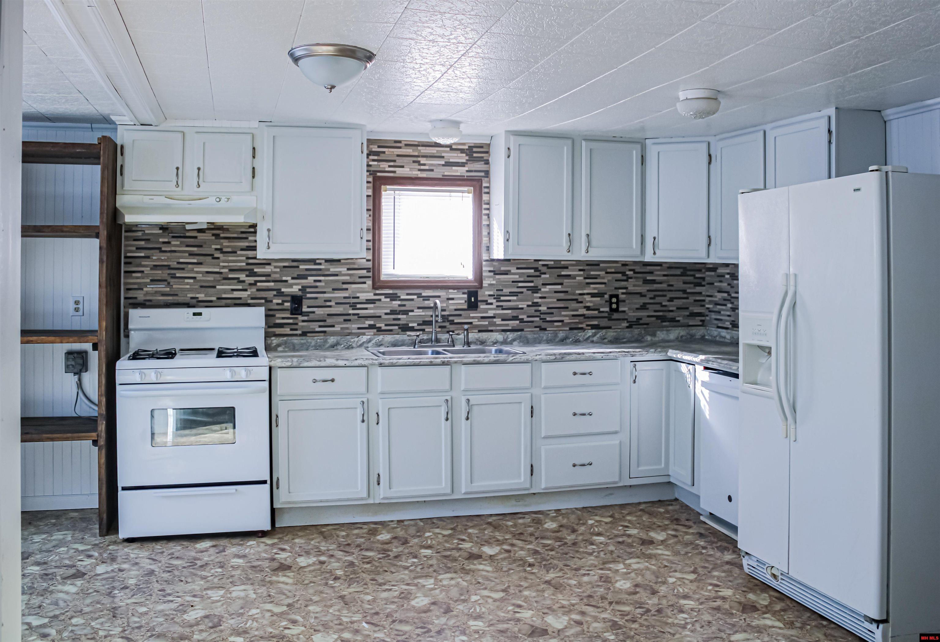 11543 S HWY 5 Salesville, AR