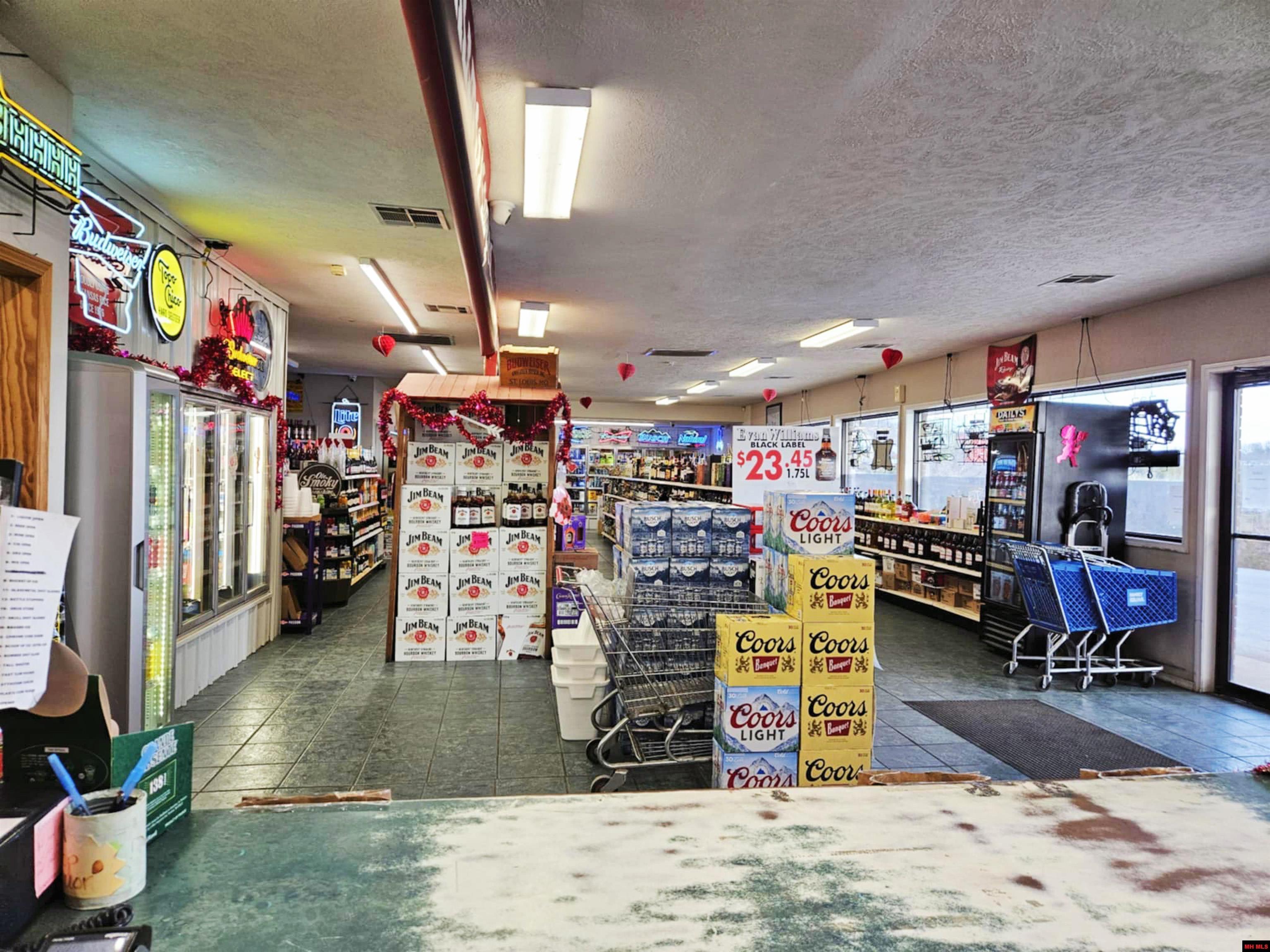 569 W HWY 202 Yellville, AR