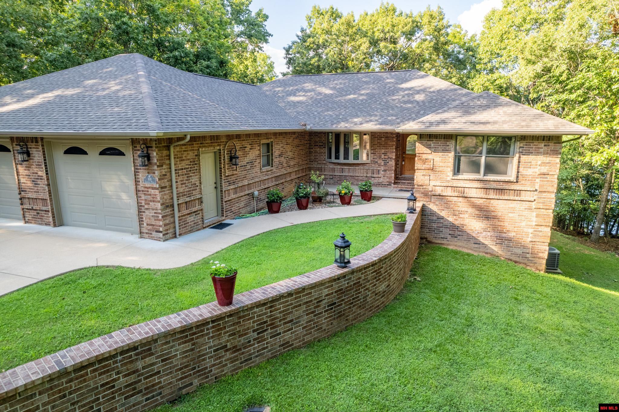 109 EDGEHILL PLACE Bull Shoals, AR 72619