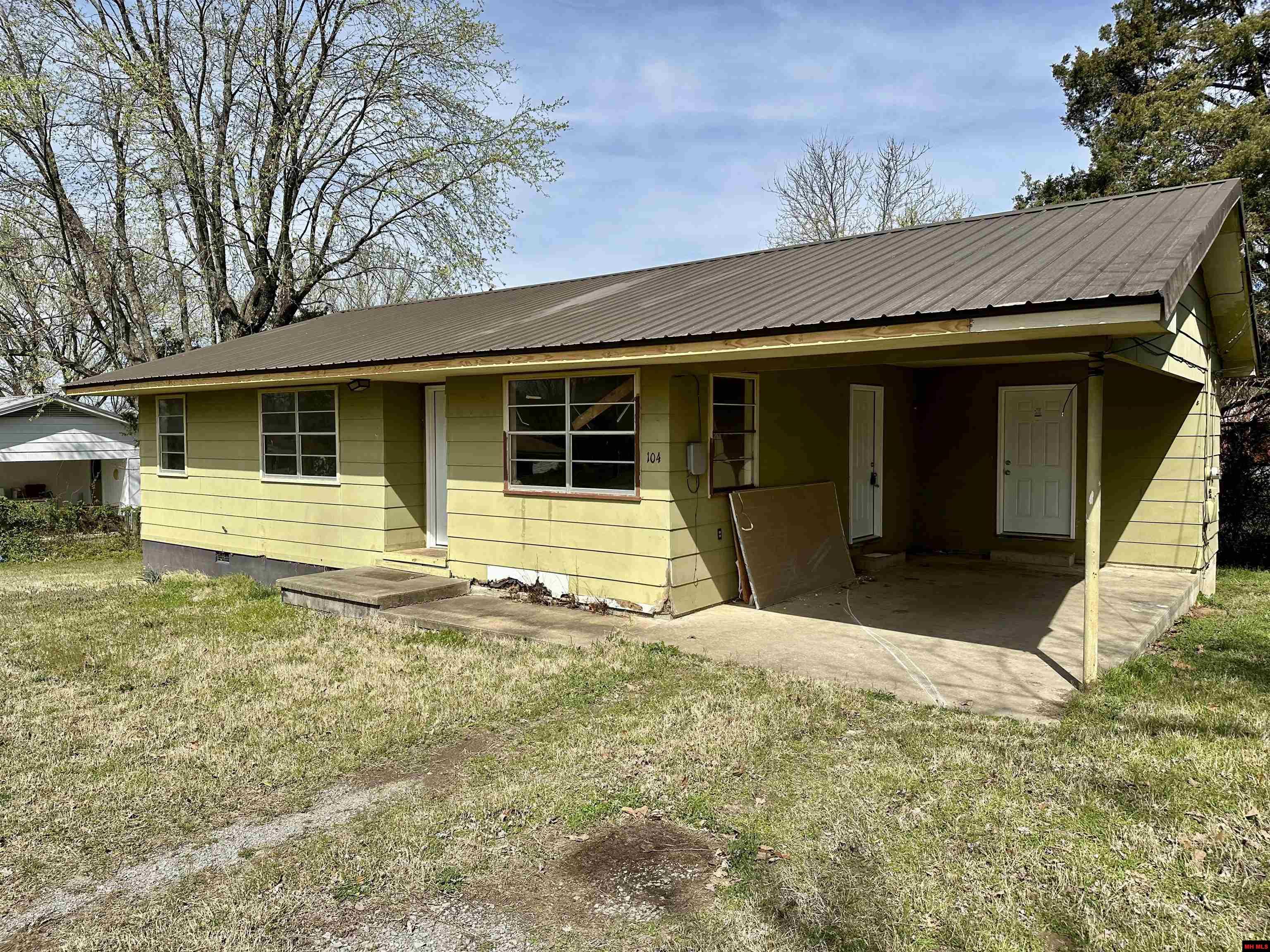 104 S SPRING STREET Marshall, AR