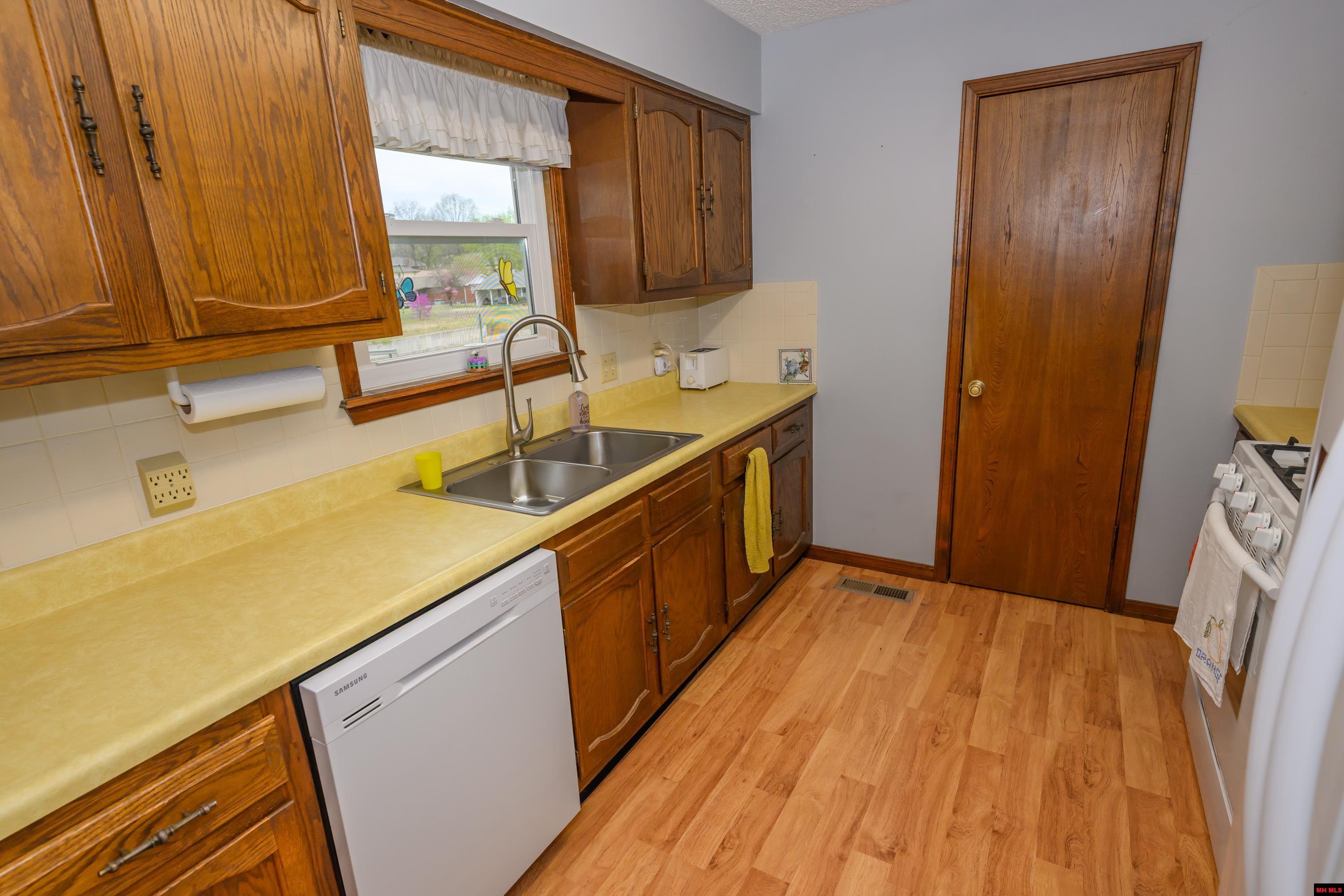 102 PARKVIEW DRIVE Mountain Home, AR
