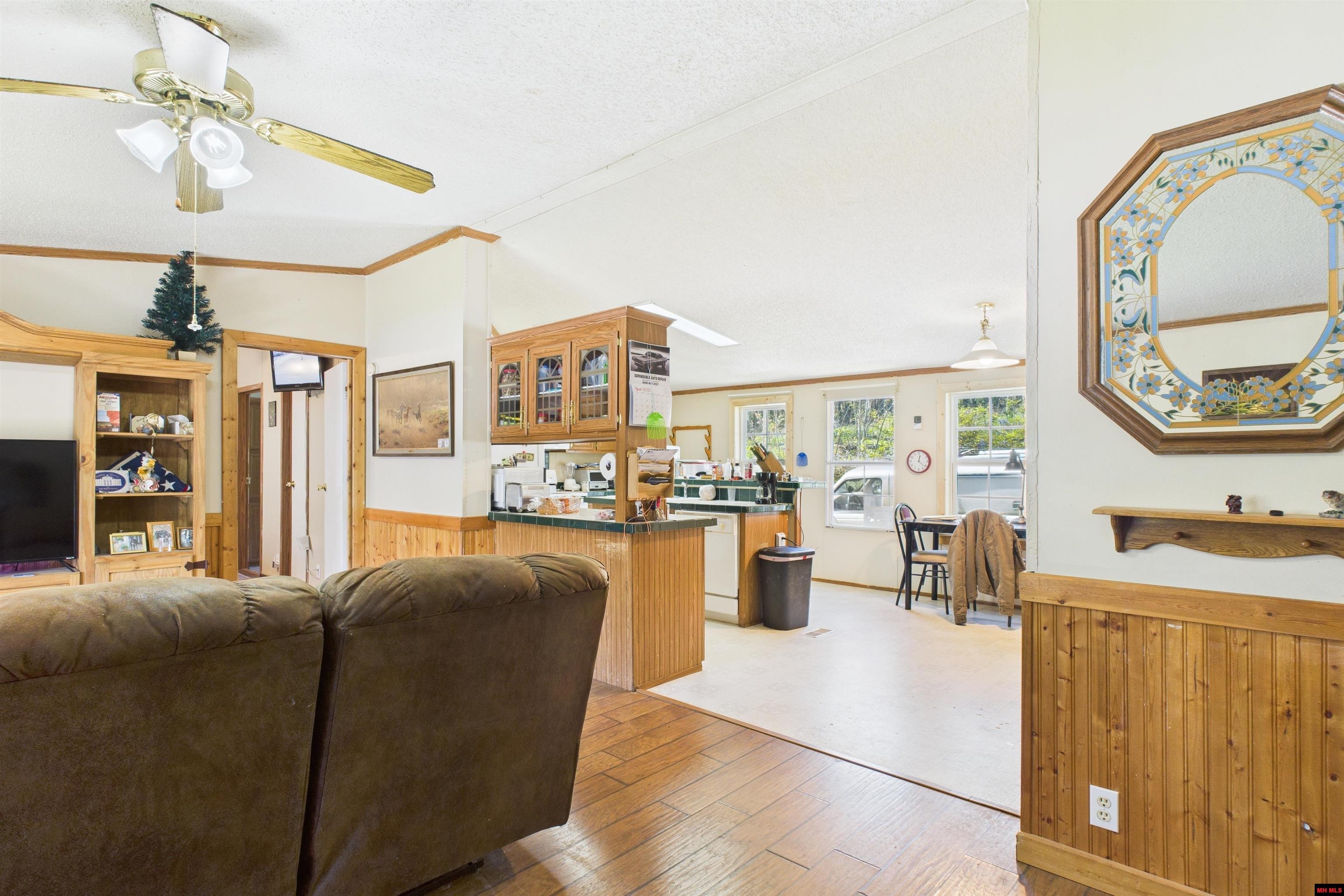 6595 PUSH MOUNTAIN ROAD Norfork, AR 72658