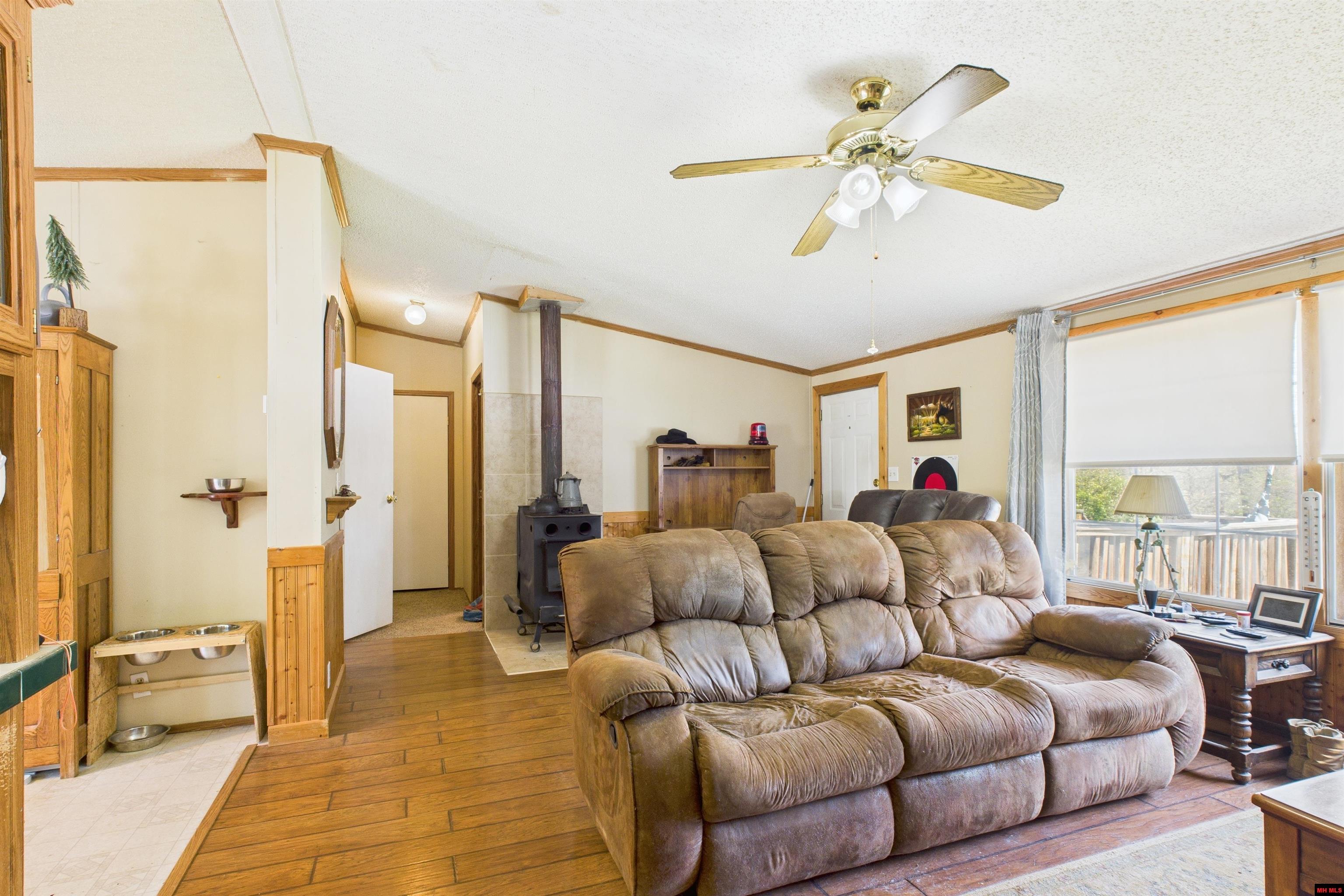 6595 PUSH MOUNTAIN ROAD Norfork, AR 72658