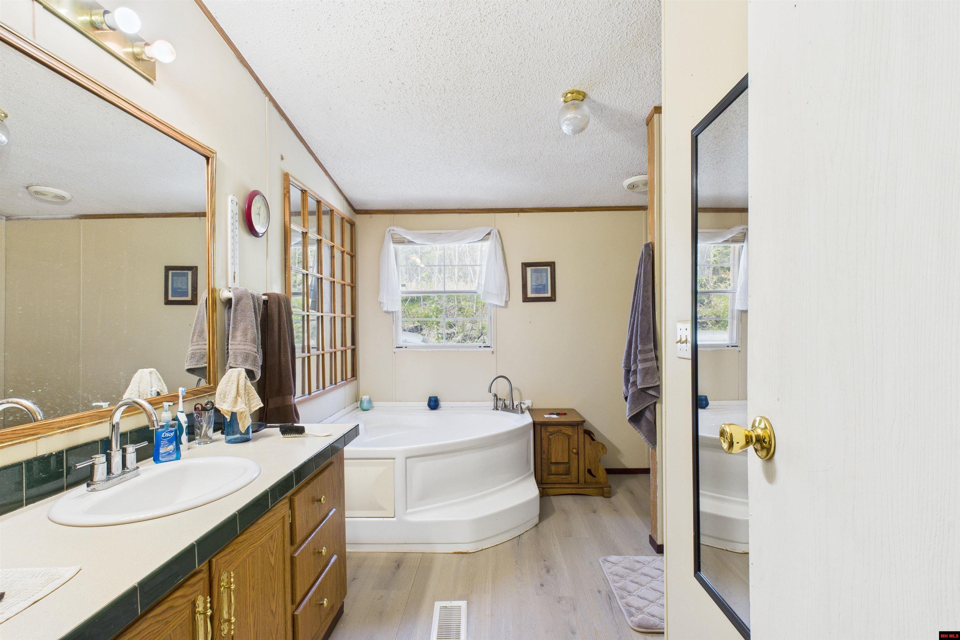 6595 PUSH MOUNTAIN ROAD Norfork, AR 72658