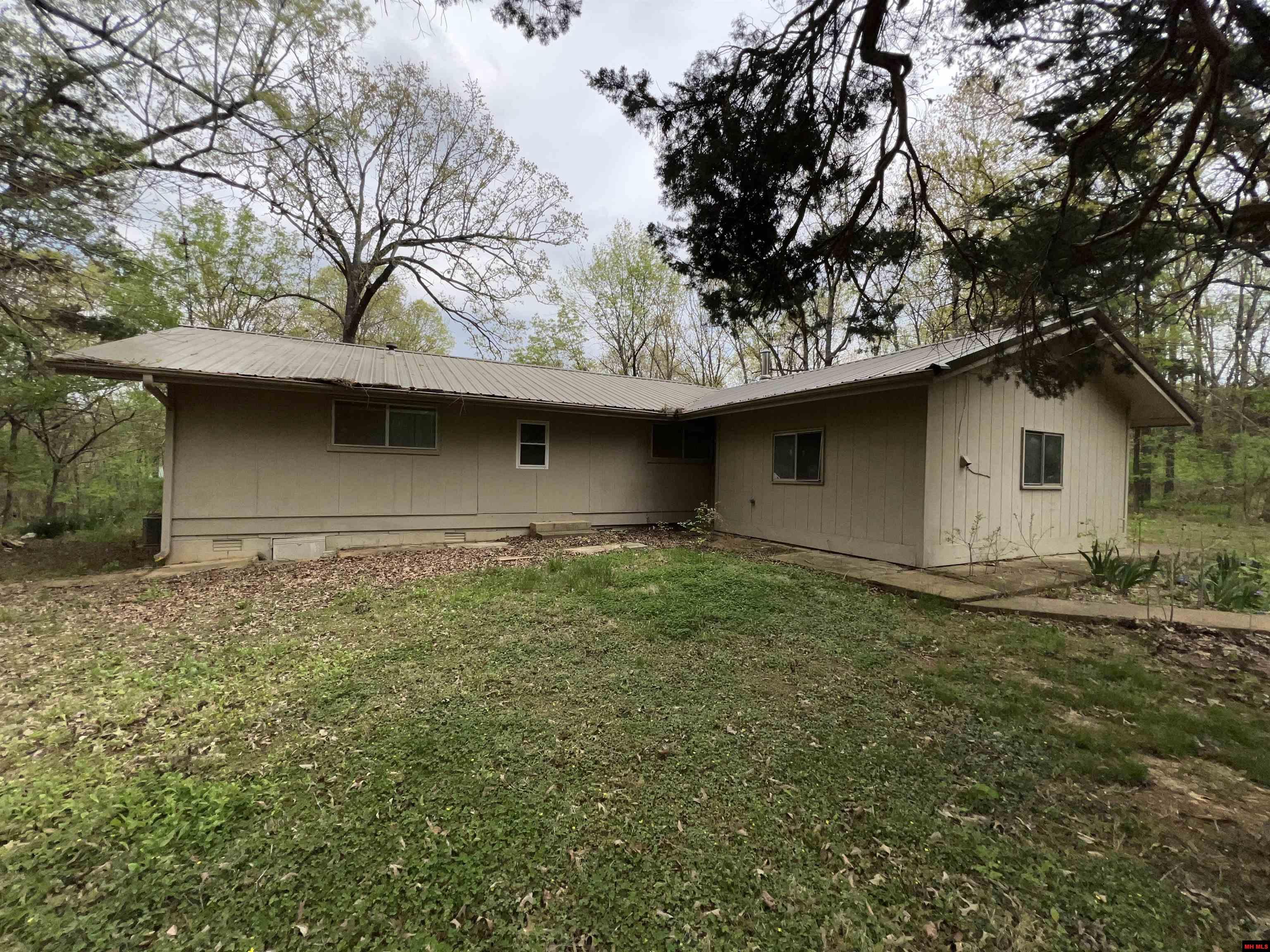 17 MENOMINNEE DRIVE Cherokee Village, AR