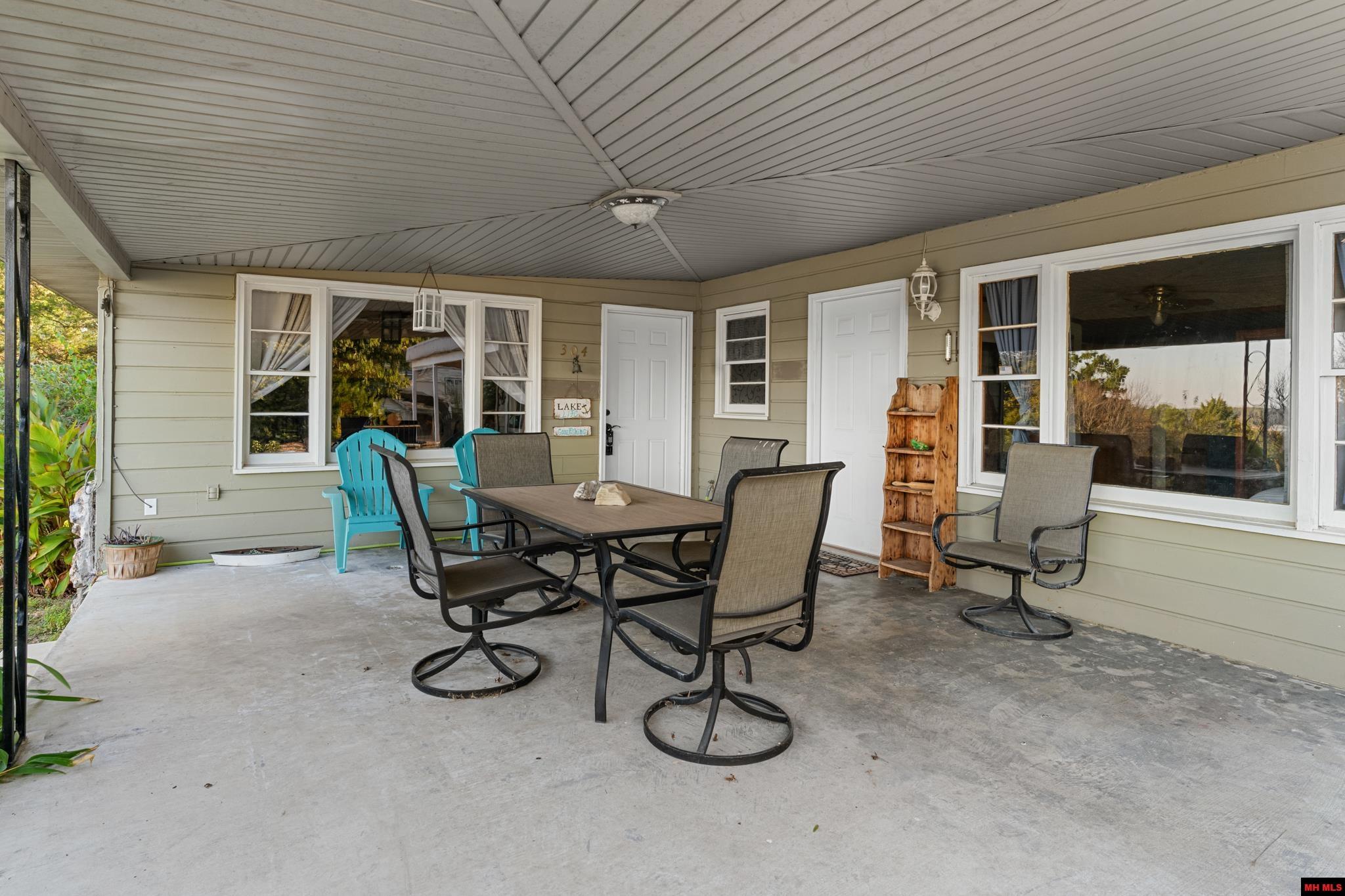 304 BROWNS BEACH ROAD Bull Shoals, AR 72619