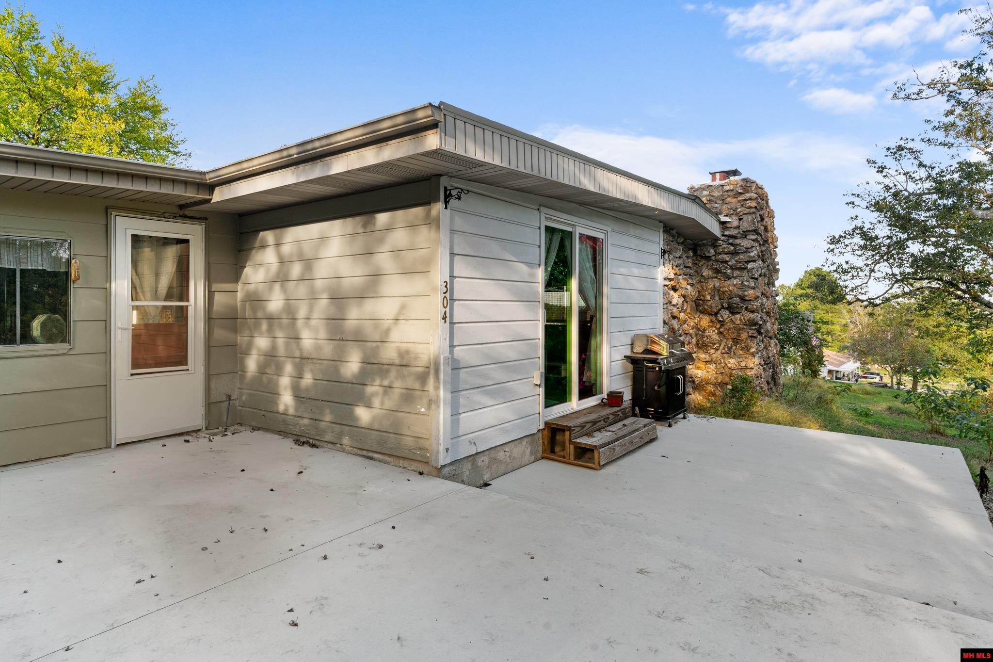 304 BROWNS BEACH ROAD Bull Shoals, AR 72619