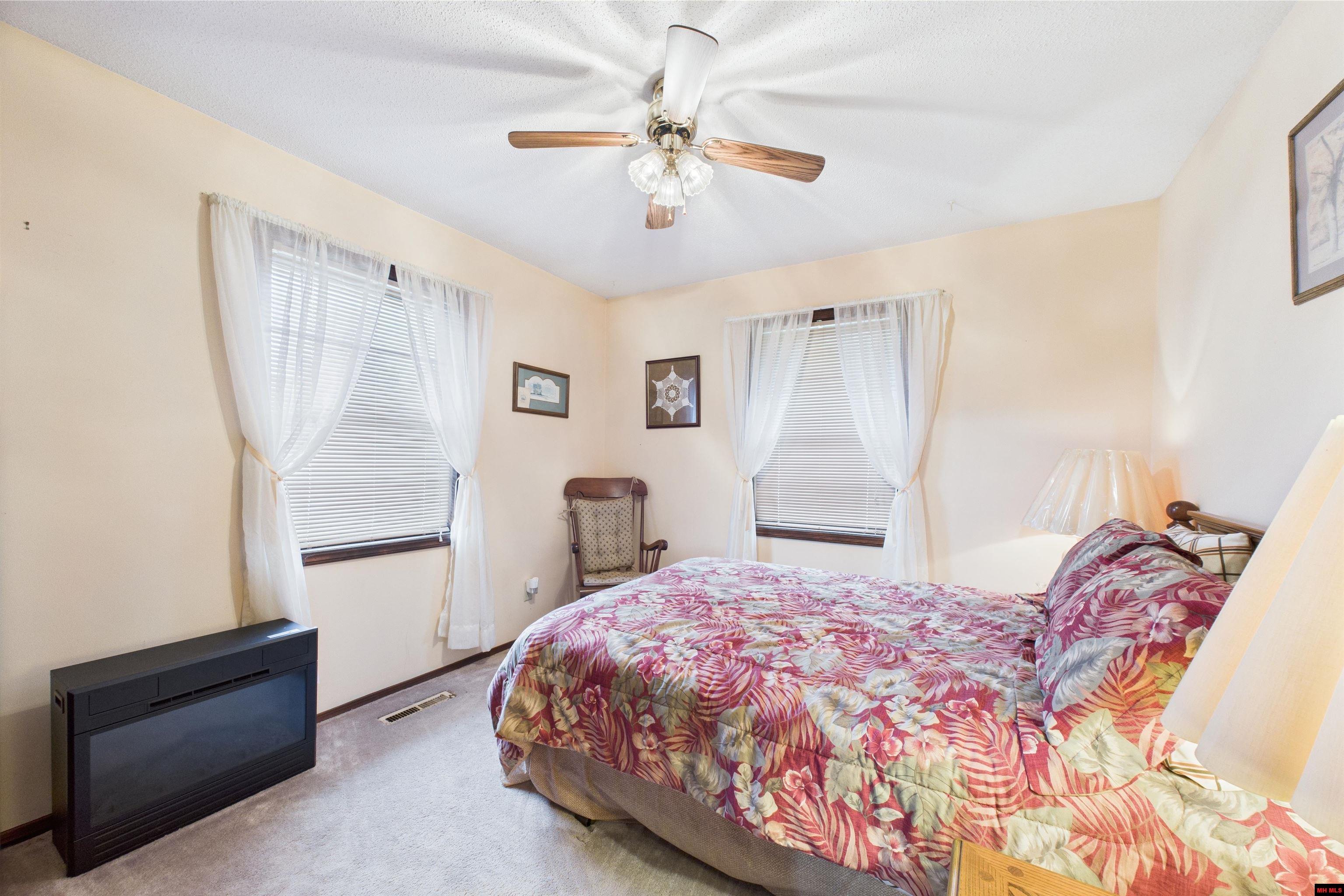 17 S HIGHLAND BOULEVARD Briarcliff, AR