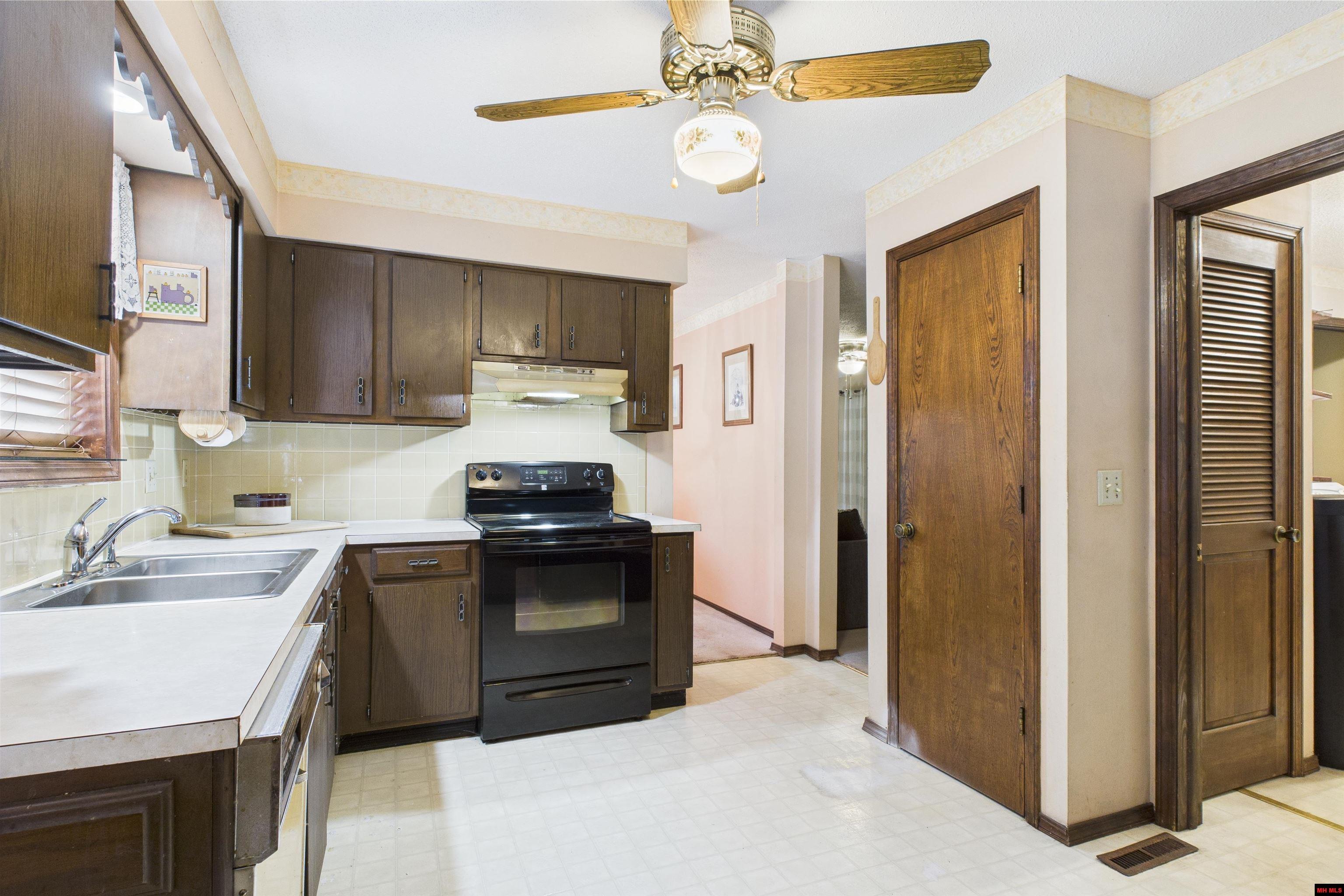 17 S HIGHLAND BOULEVARD Briarcliff, AR