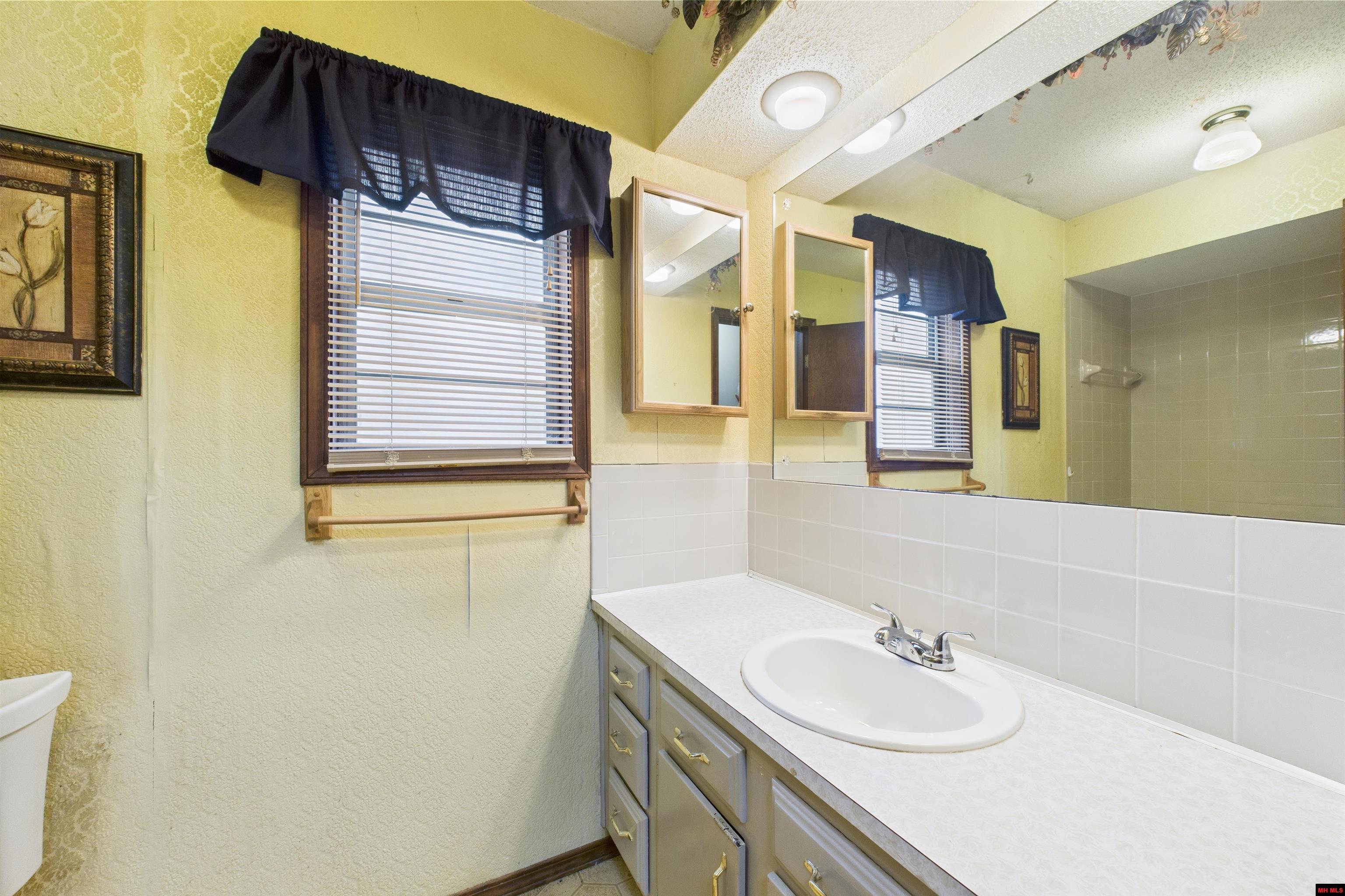 17 S HIGHLAND BOULEVARD Briarcliff, AR