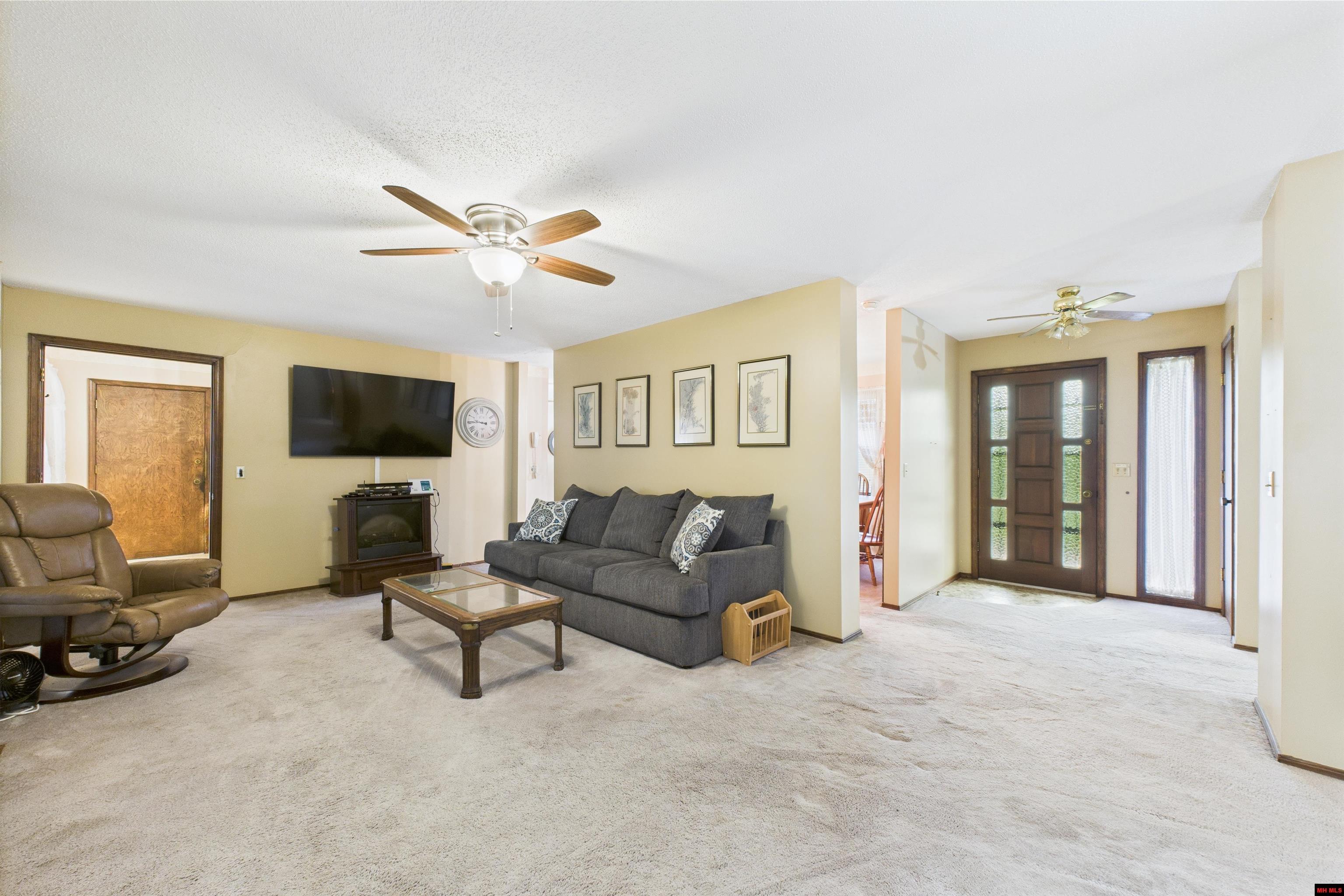 17 S HIGHLAND BOULEVARD Briarcliff, AR