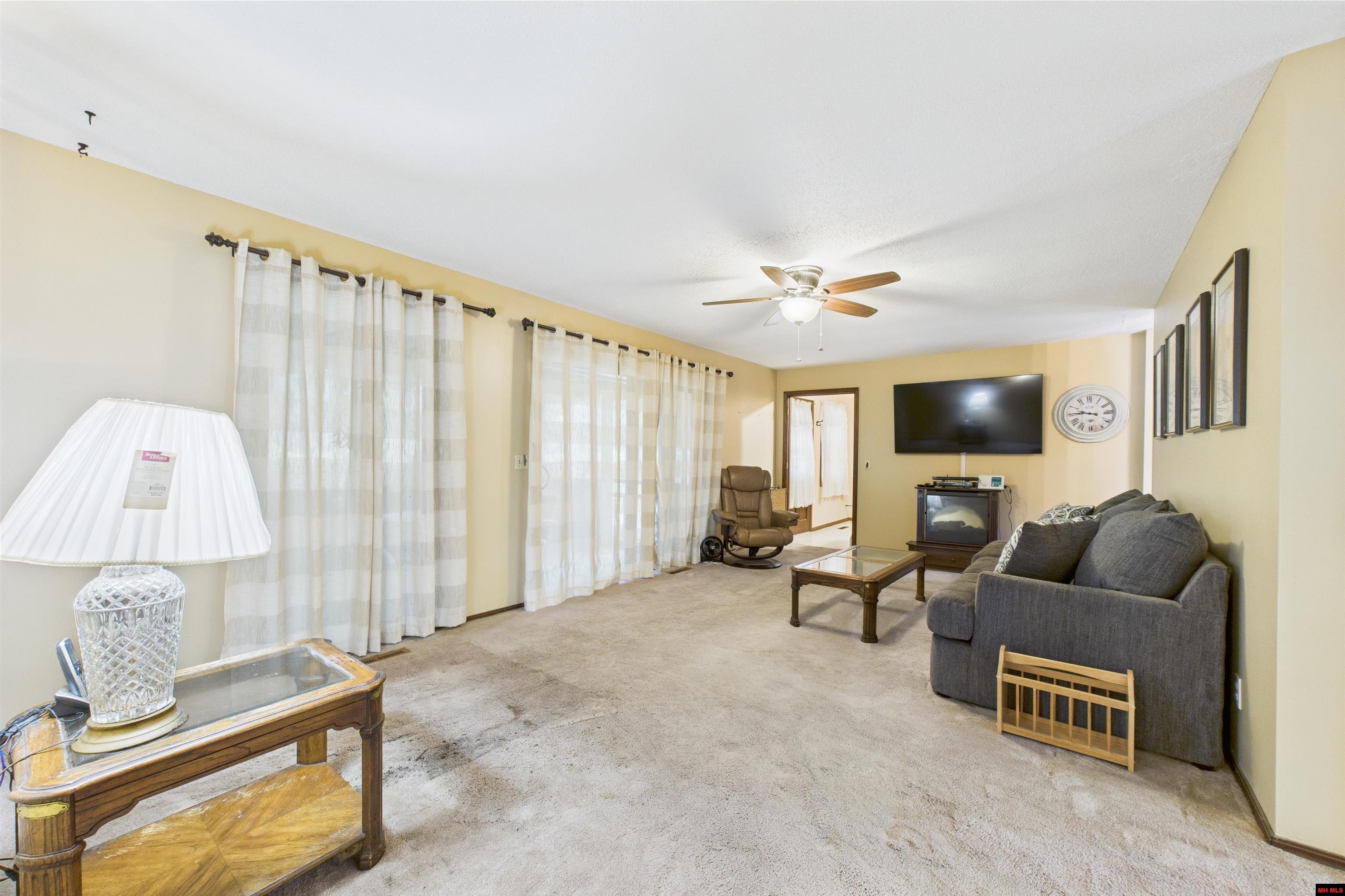 17 S HIGHLAND BOULEVARD Briarcliff, AR
