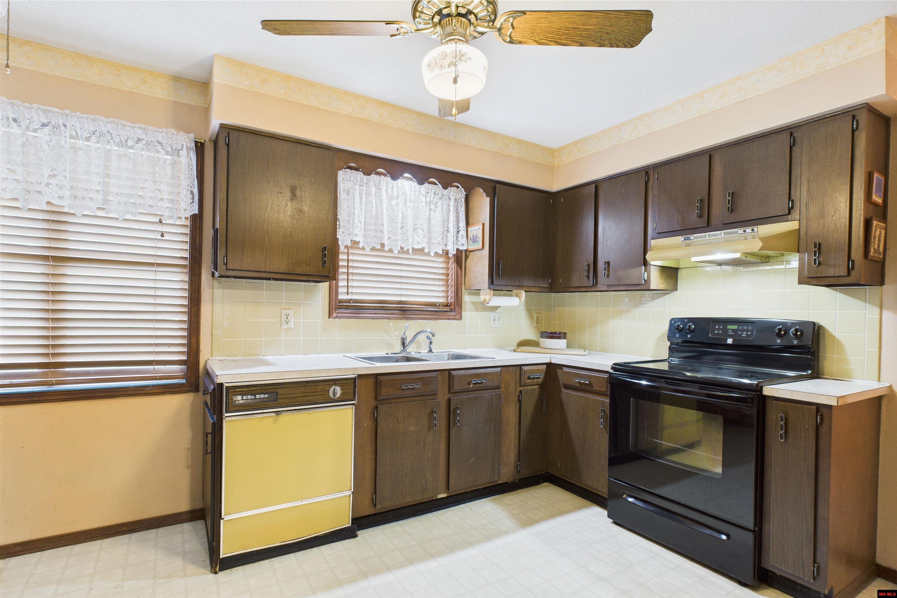 17 S HIGHLAND BOULEVARD Briarcliff, AR