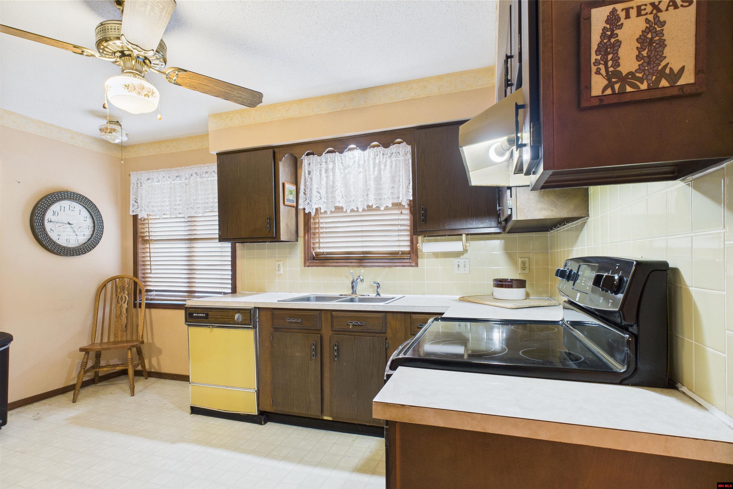 17 S HIGHLAND BOULEVARD Briarcliff, AR